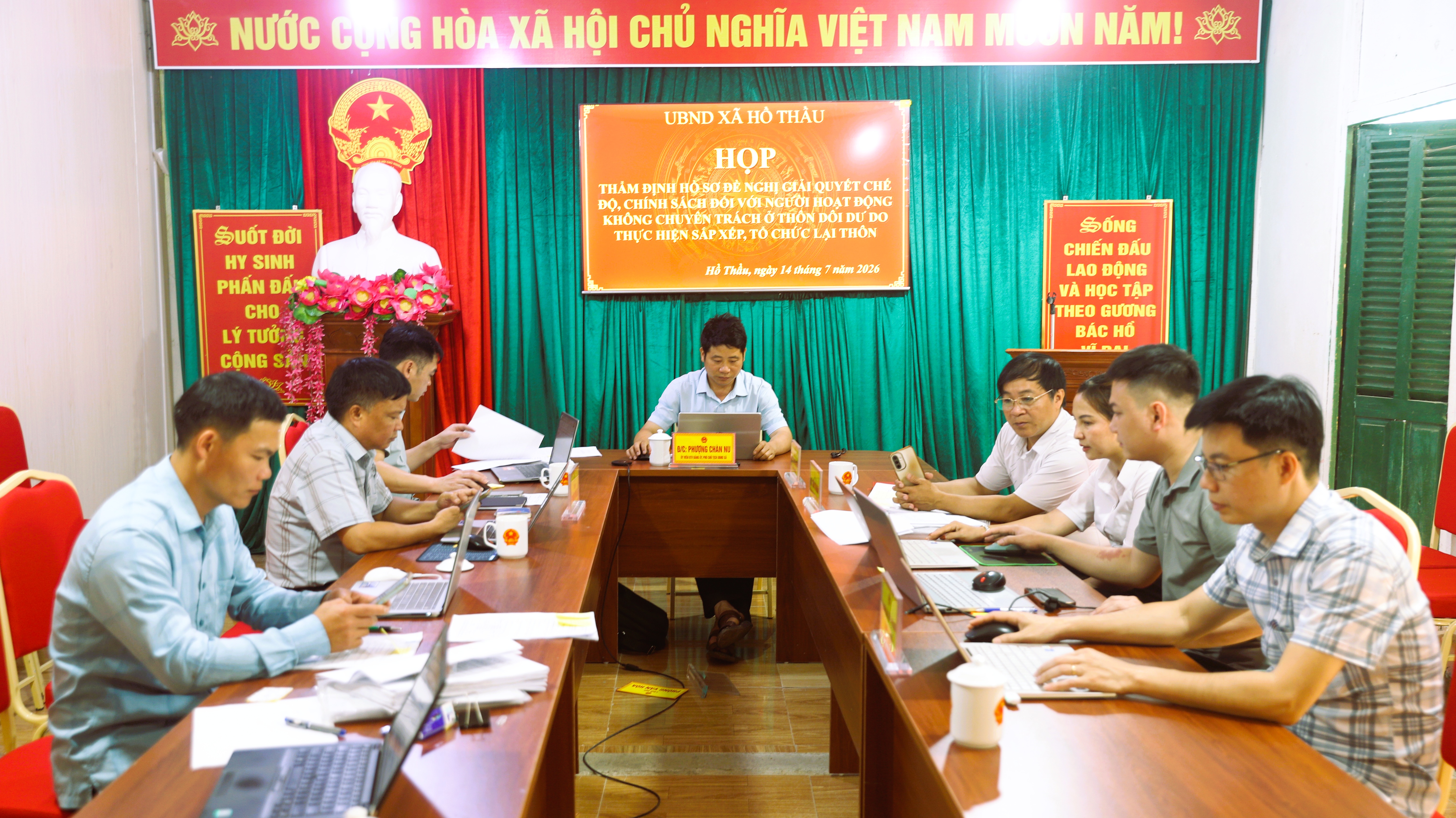 TỔ THẨM ĐỊNH HỒ SƠ HỌP XÉT ĐỀ NGHỊ GIẢI QUYẾT CHẾ ĐỘ, CHÍNH SÁCH ĐỐI VỚI NGƯỜI HOẠT ĐỘNG KHÔNG CHUYÊN TRÁCH DÔI DƯ SAU SẮP XẾP THÔN