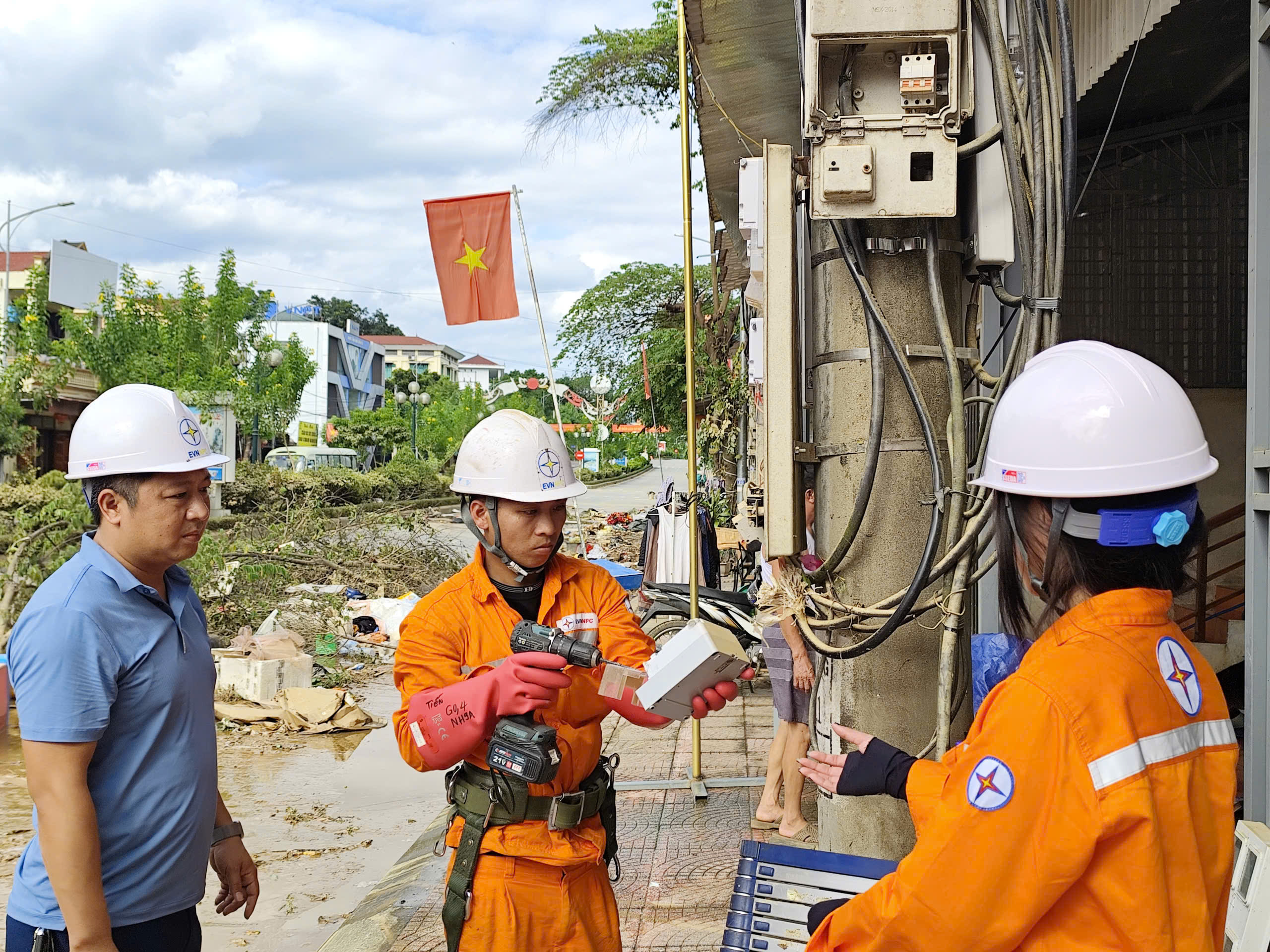 Đảm bảo cấp điện cho người dân Nà Hang ngay sau cơn bão số 10