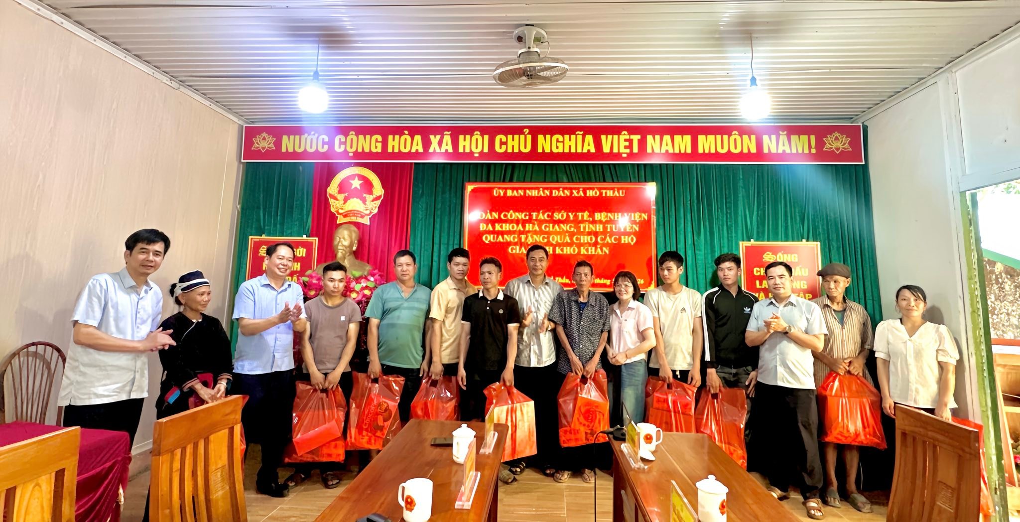 BỆNH VIỆN ĐA KHOA HÀ GIANG TẶNG QUÀ CHO HỘ NGHÈO TẠI XÃ HỒ THẦU