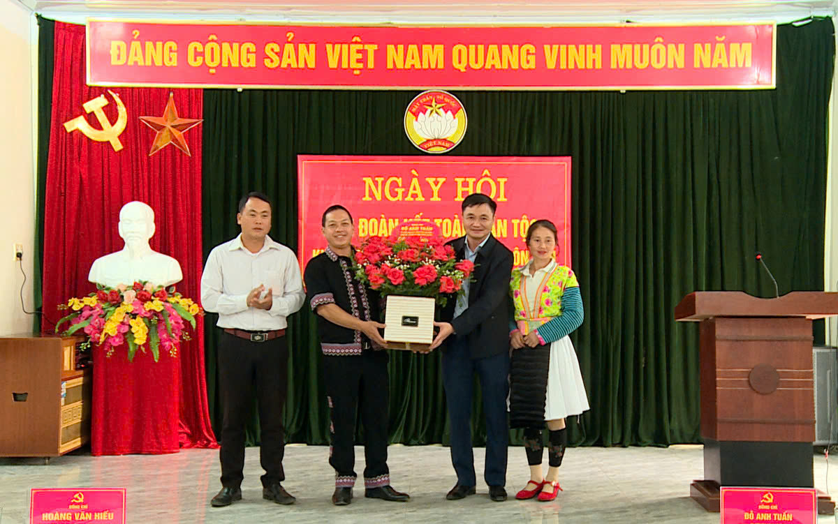 Đồng chí Đỗ Anh Tuấn, Ủy viên BCH Đảng bộ Tỉnh, Giám đốc Sở Nội vụ tỉnh dự Ngày hội Đại đoàn kết toàn dân tộc thôn Lũng Vài