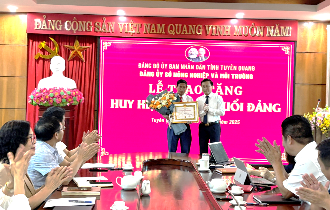 Đảng uỷ Sở Nông nghiệp và Môi trường trao tặng Huy hiệu 40 năm tuổi Đảng