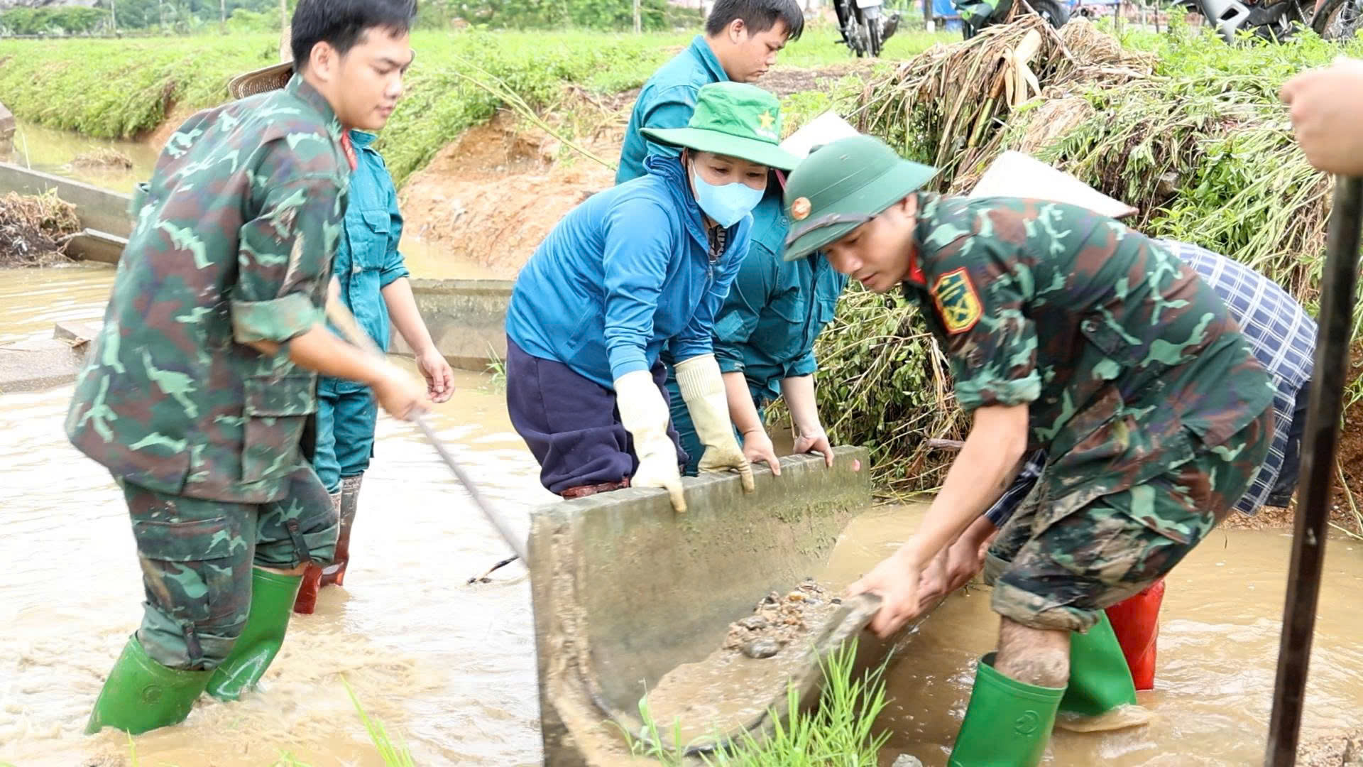 Lực lượng vũ trang xã Lâm Bình chung sức cùng Nhân dân khắc phục hậu quả thiên tai