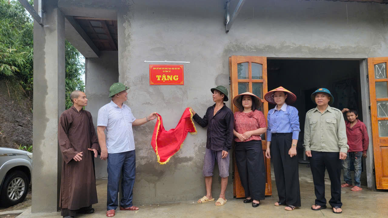 Lễ bàn giao nhà trao biển đ.jpg