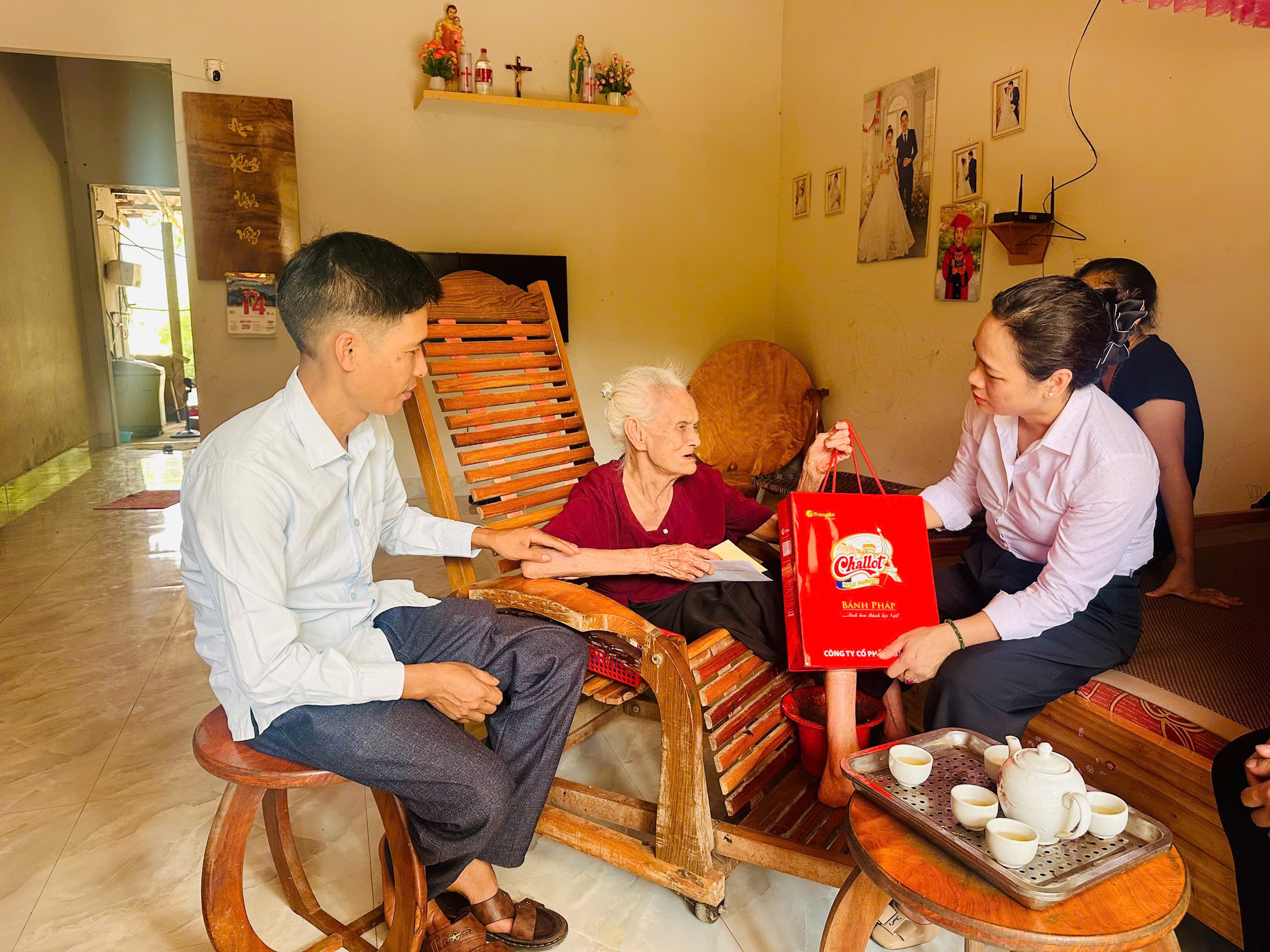 LÃNH ĐẠO XÃ XUÂN VÂN THĂM, TẶNG QUÀ NGƯỜI CÓ CÔNG NHÂN DỊP KỶ NIỆM 79 NĂM NGÀY THƯƠNG BINH - LIỆT SĨ (27/7/1947 - 27/7/2026)