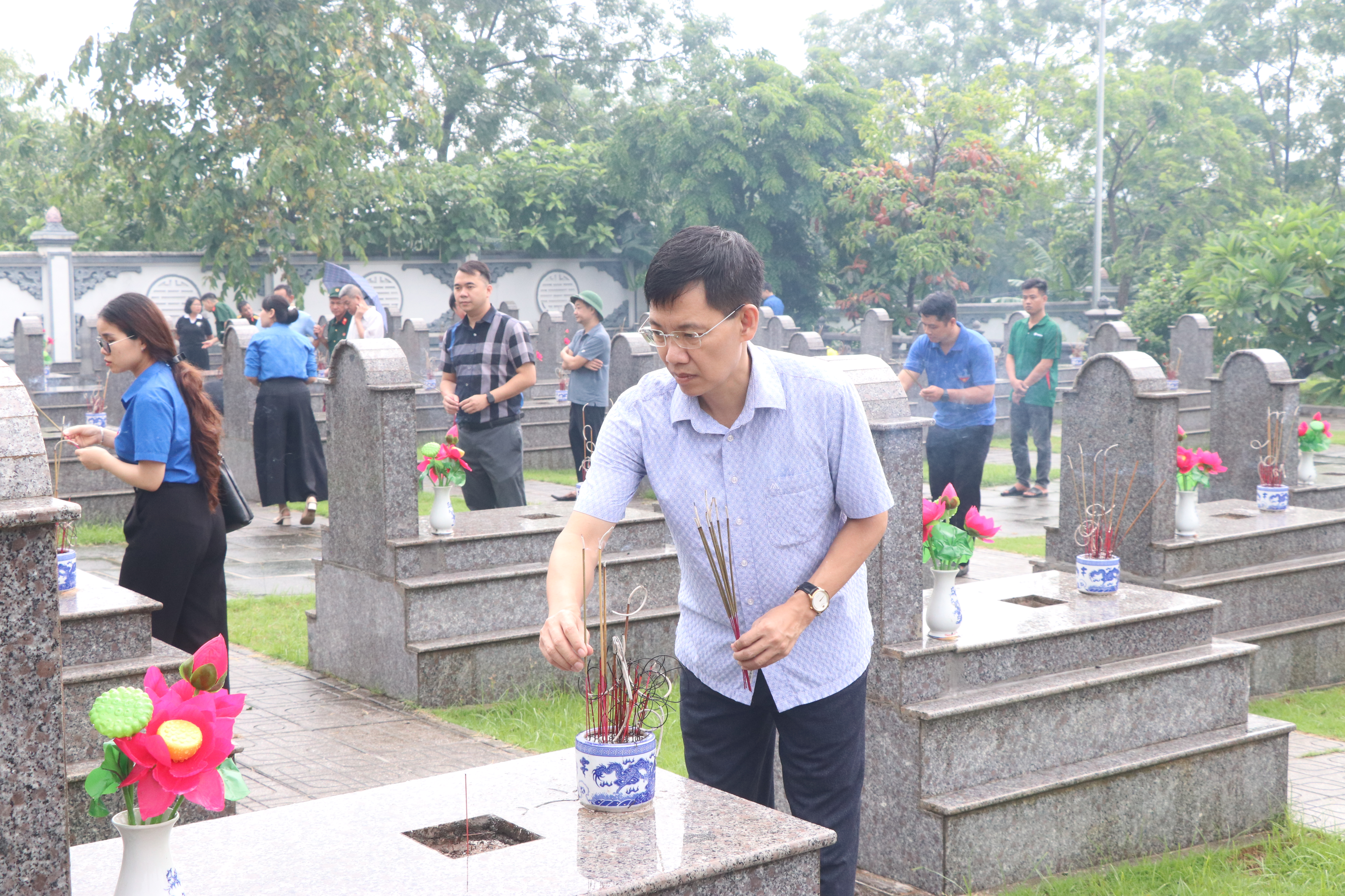 Chi đoàn Sở Khoa học và Công nghệ tổ chức dâng hương tưởng niệm các Anh hùng liệt sĩ và tham gia hưởng ứng Ngày hội hiến máu tình nguyện