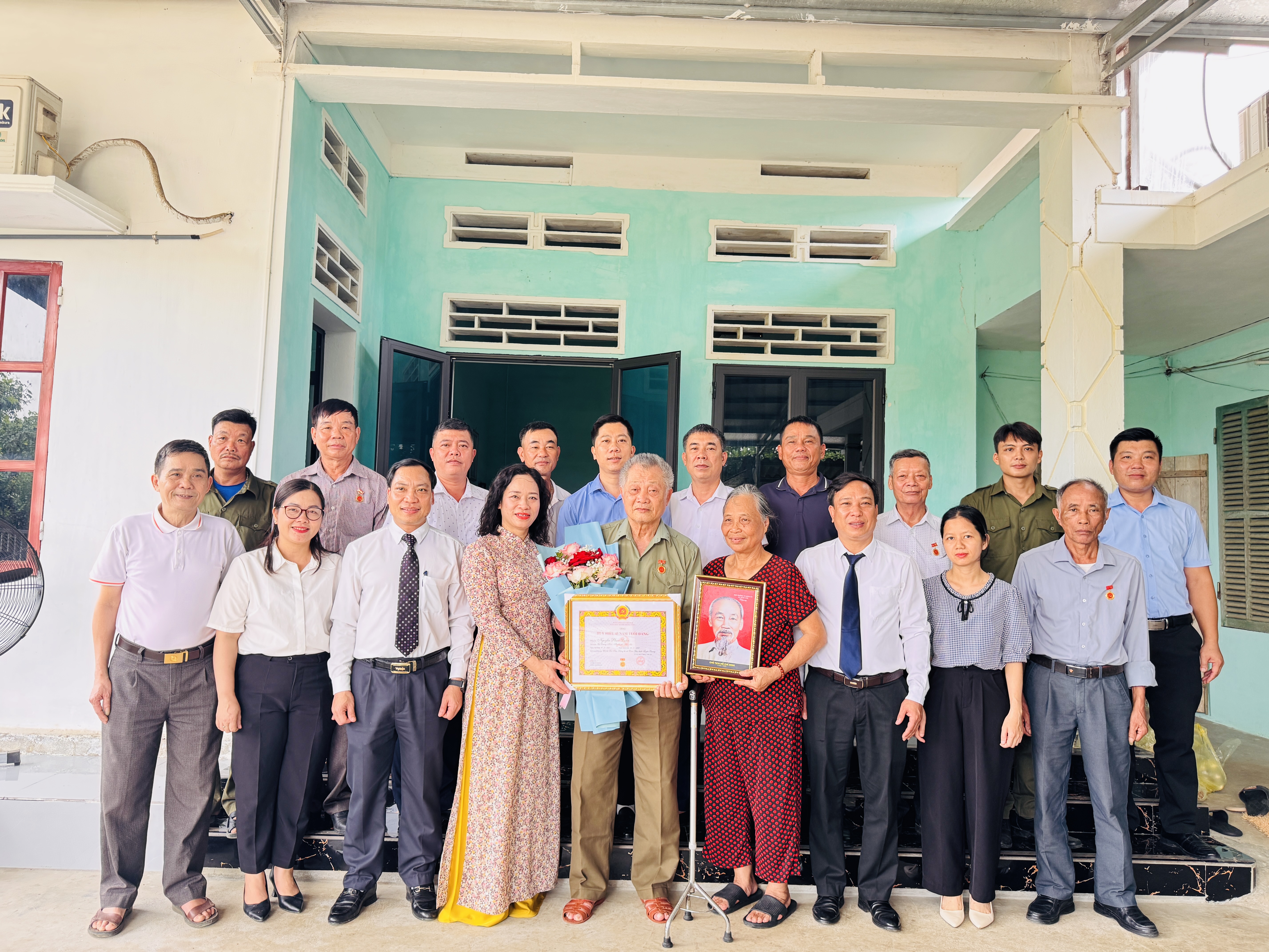 Đảng ủy xã Xuân Vân tổ chức trao tặng Huy hiệu Đảng tại gia đình đảng viên 45 năm tuổi Đảng  