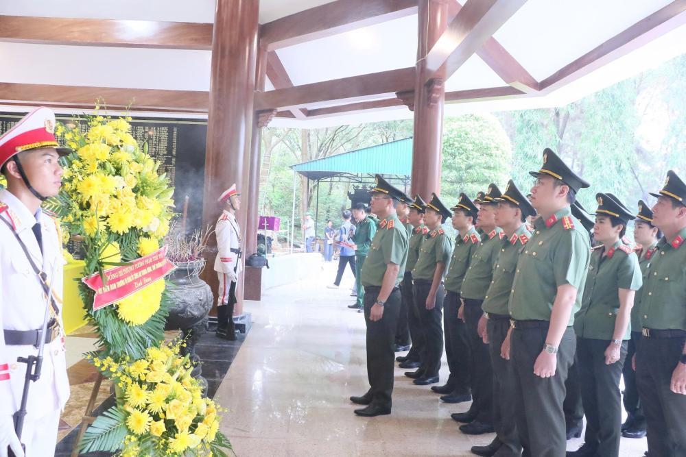 Thứ trưởng Phạm Thế Tùng dâng hoa, dâng hương tưởng niệm Chủ tịch Hồ Chí Minh và các Anh hùng liệt sĩ