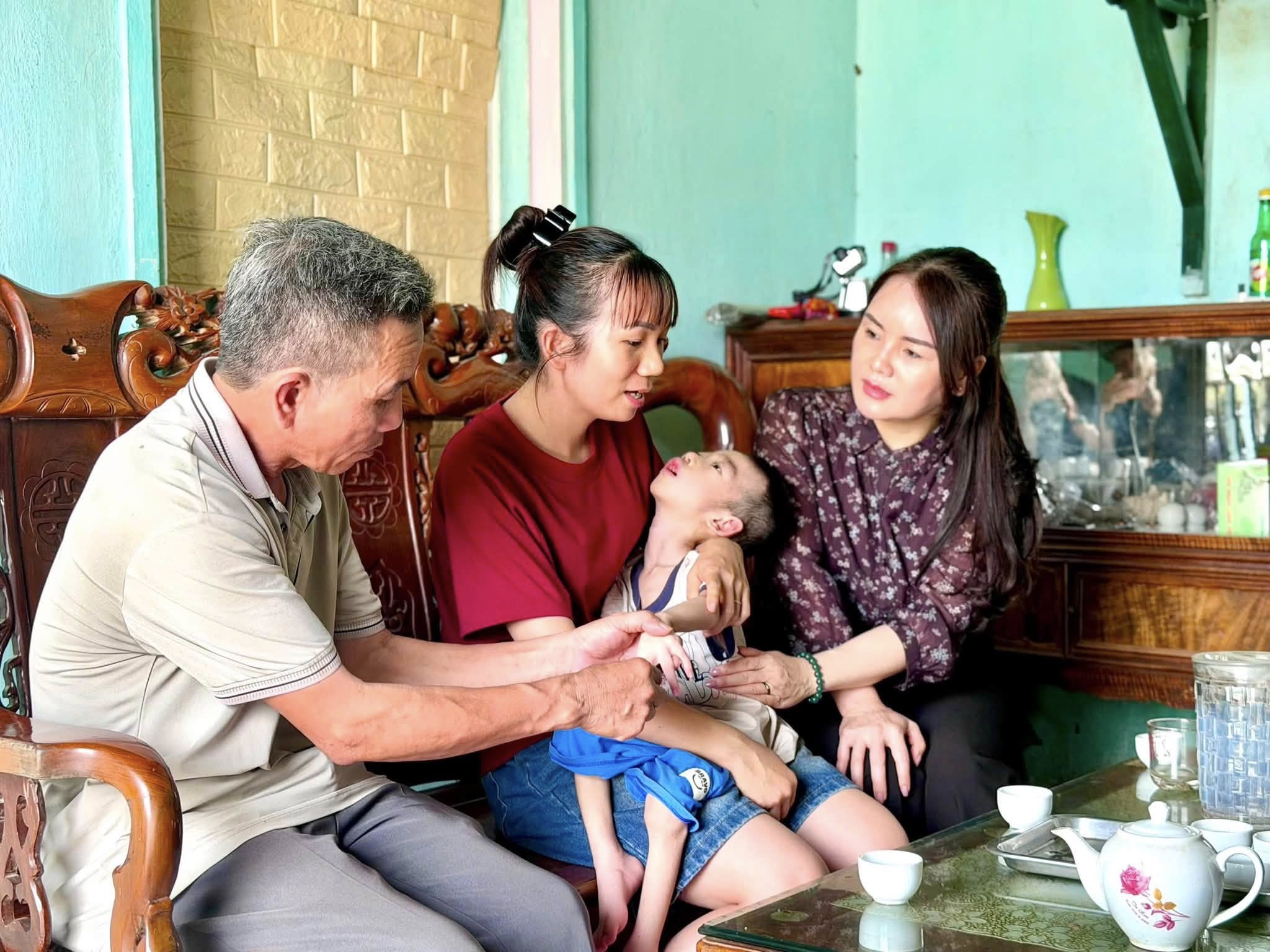 Lãnh đạo xã Sơn Dương thăm, tặng quà trẻ em có hoàn cảnh khó khăn nhân dịp Quốc tế Thiếu nhi 1/6