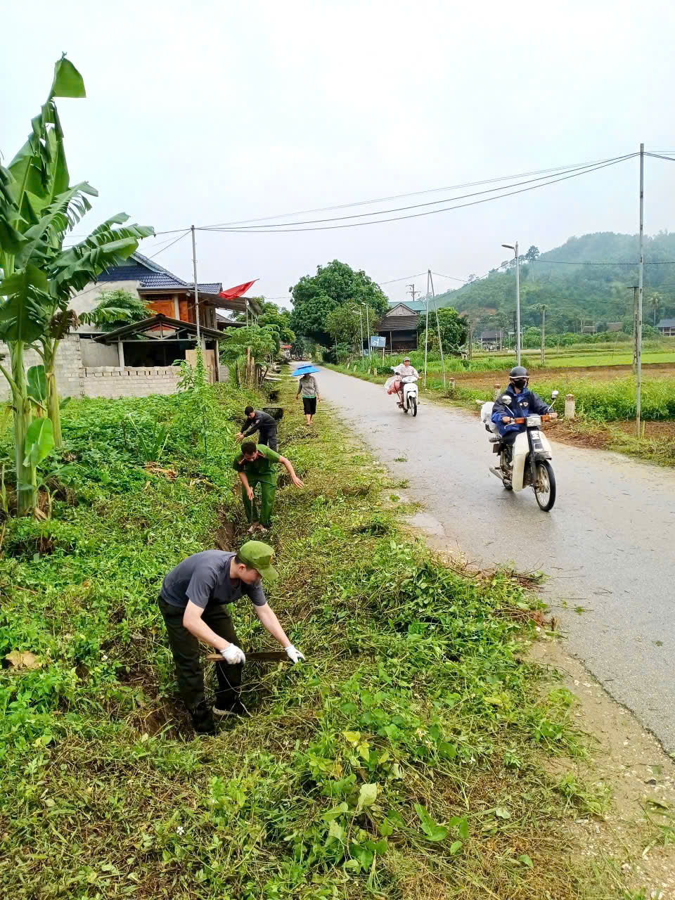 CÔNG AN XÃ ĐỒNG YÊN CHUNG TAY BẢO VỆ MÔI TRƯỜNG 