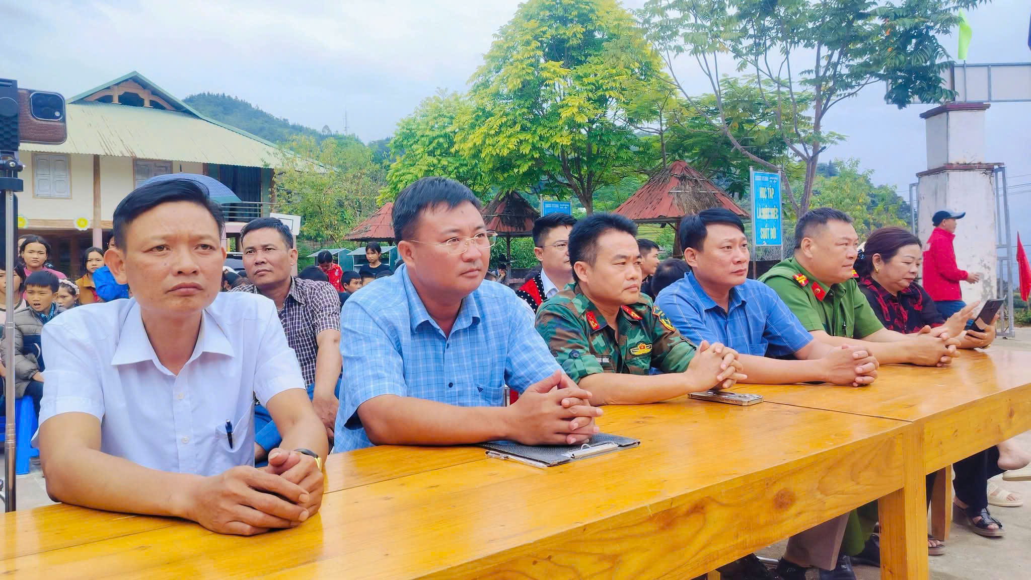 ĐỒNG CHÍ VƯƠNG VĂN THẮNG, CHỦ TỊCH UBND XÃ BẢN MÁY KIỂM TRA, TỔNG DUYỆT CÔNG TÁC CHUẨN BỊ  TUẦN VĂN HÓA DU LỊCH XÃ 
