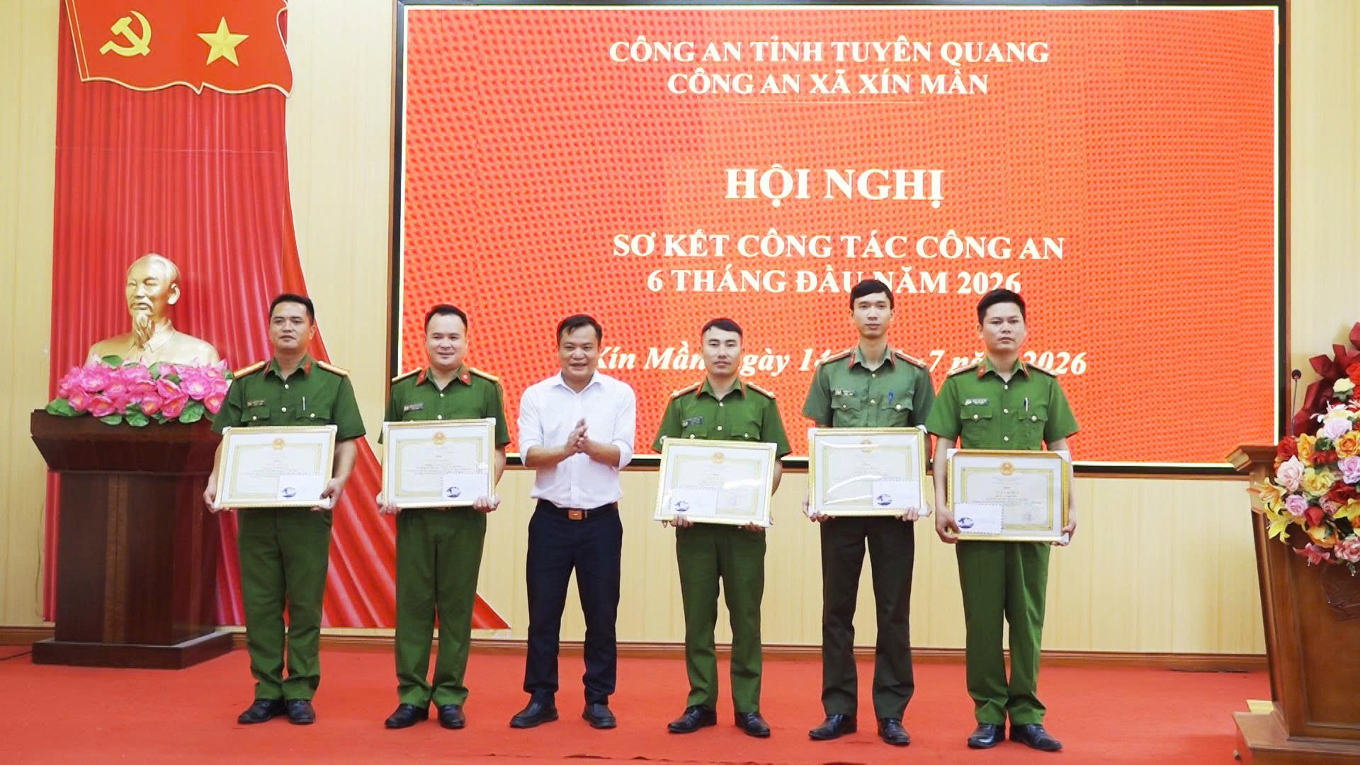 XÃ XÍN MẦN SƠ KẾT CÔNG TÁC CÔNG AN 6 THÁNG ĐẦU NĂM 2026, CÔNG BỐ CÁC QUYẾT ĐỊNH VỀ LỰC LƯỢNG THAM GIA BẢO VỆ AN NINH, TRẬT TỰ Ở CƠ SỞ