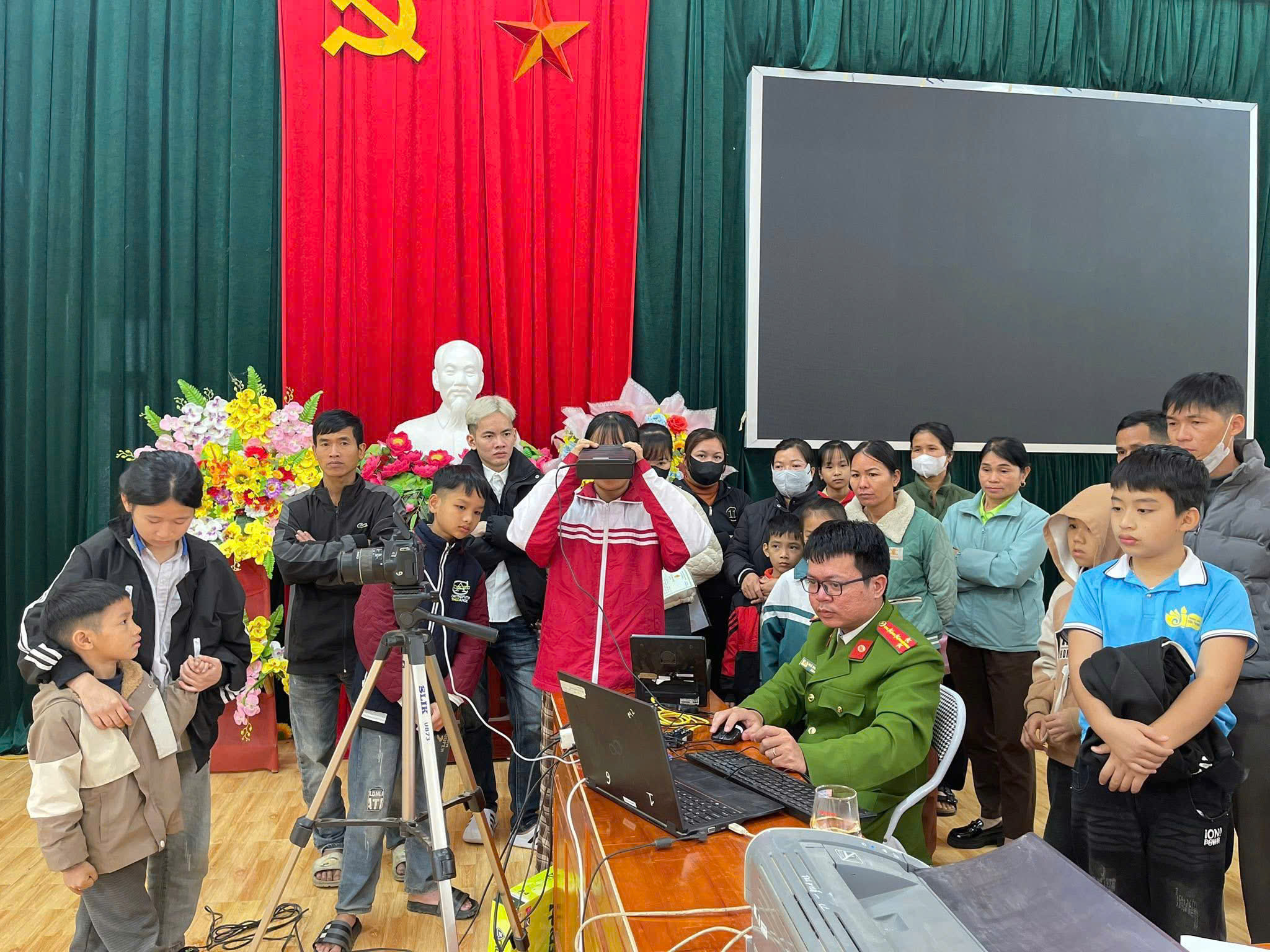 CÔNG AN XÃ HÒA AN CHỦ ĐỘNG CẤP CĂN CƯỚC LƯU ĐỘNG, PHỤC VỤ NHÂN DÂN DỊP CUỐI NĂM