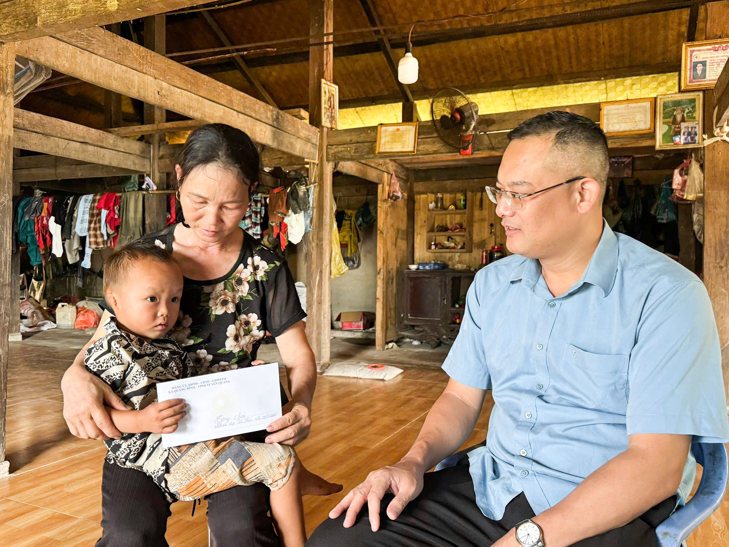 LÃNH ĐẠO XÃ QUANG BÌNH THĂM, TẶNG QUÀ TRẺ EM KHUYẾT TẬT NHÂN DỊP QUỐC TẾ THIẾU NHI 1/6