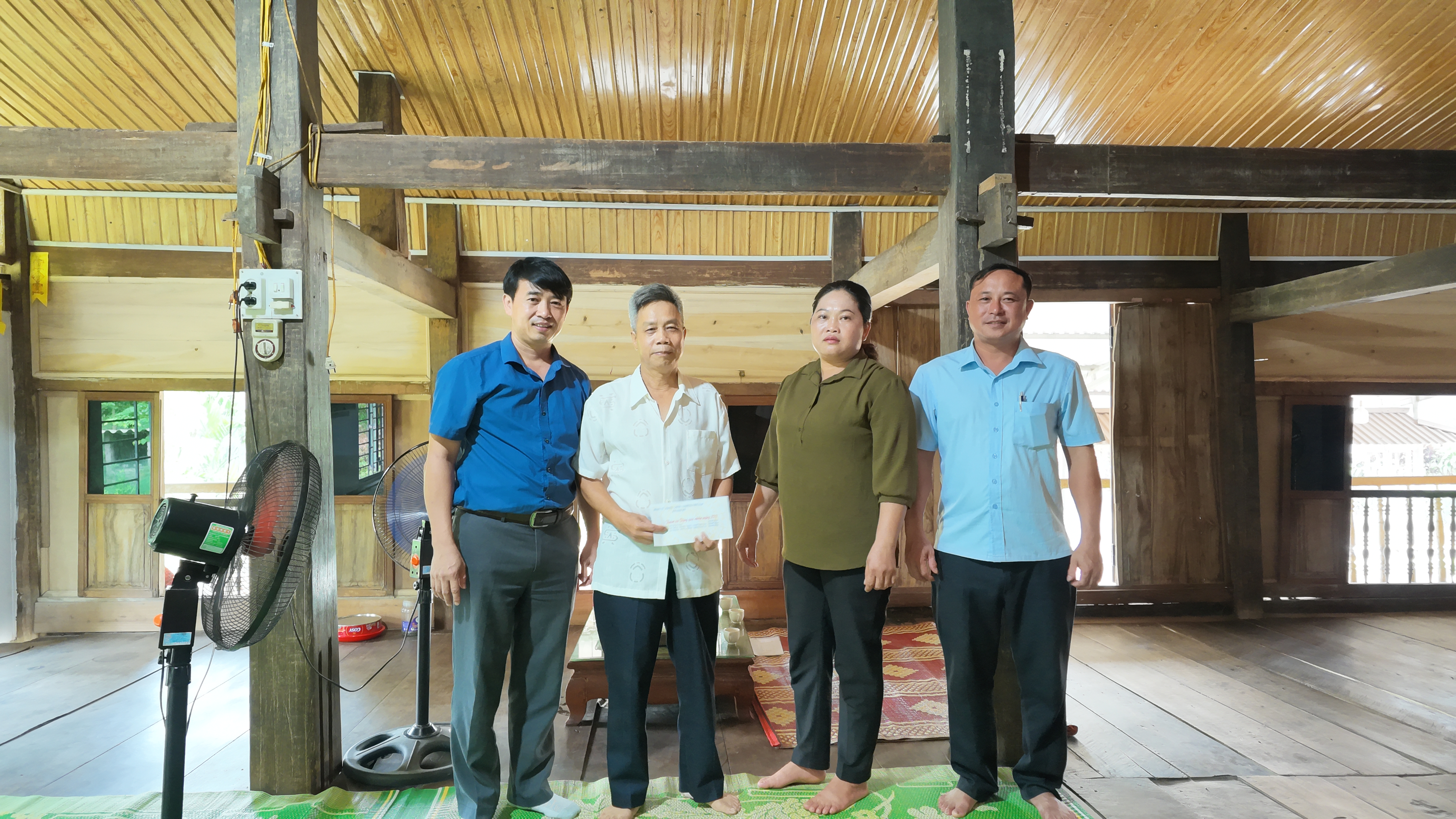 Đc Hưng tặng qu&agrave; 1.JPG