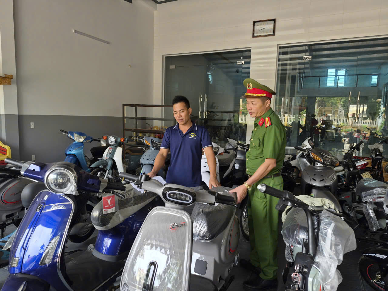 CÔNG AN XÃ THÁI SƠN TỔ CHỨC KÝ CAM KẾT CHẤP HÀNH PHÁP LUẬT ĐỐI VỚI CÁC CƠ SỞ KINH DOANH XE ĐIỆN TRÊN ĐỊA BÀN