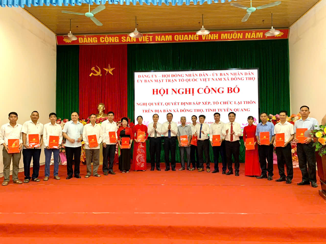  Đảng uỷ xã Đông Thọ tổ chức hội nghị công bố các Nghị quyết, Quyết định về công tác tổ chức, cán bộ gắn với việc sắp xếp, tổ chức lại các thôn trên địa bàn xã