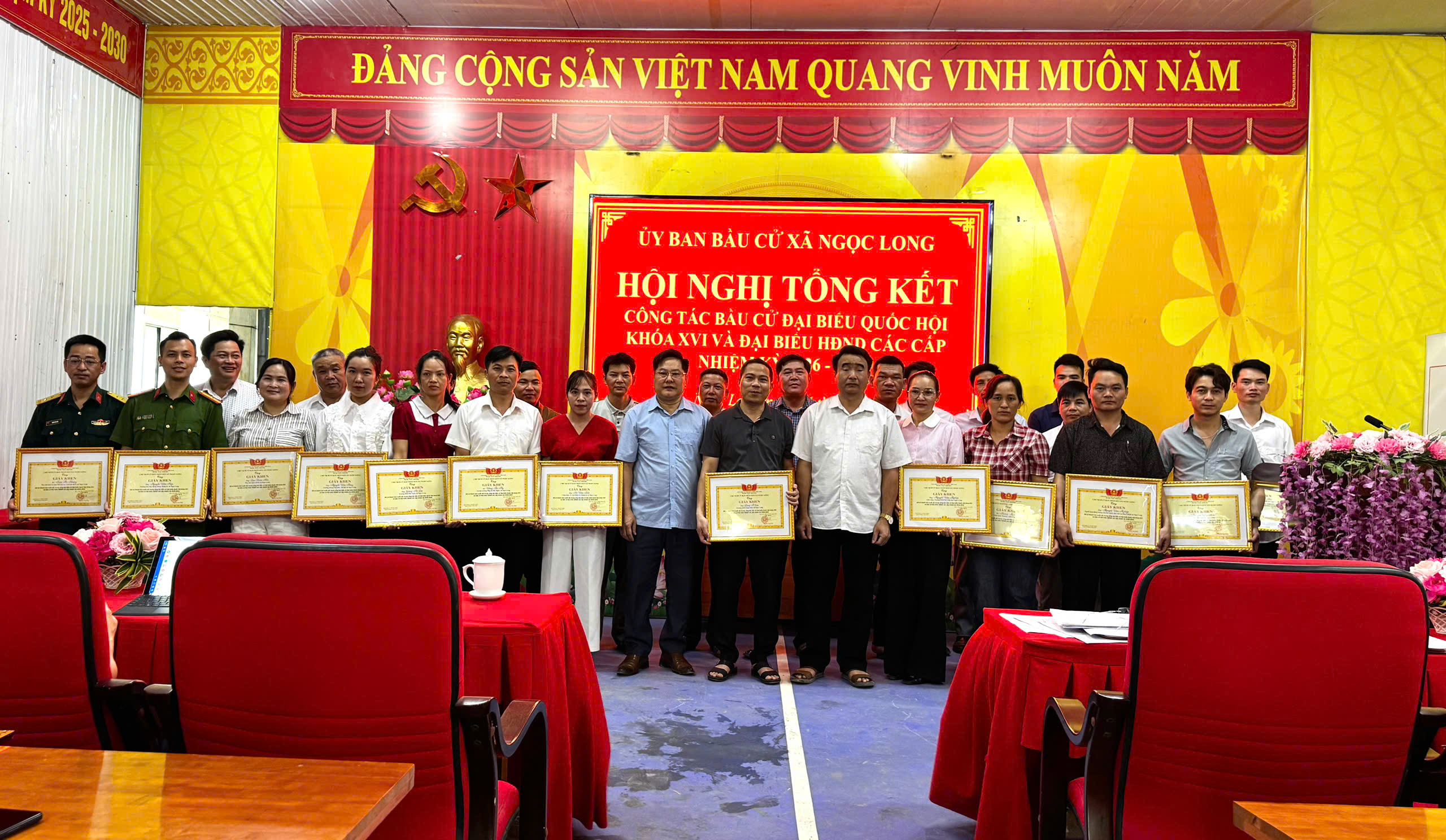 Ngọc Long khen thưởng tập thể, cá nhân có thành tích xuất sắc trong công tác bầu cử