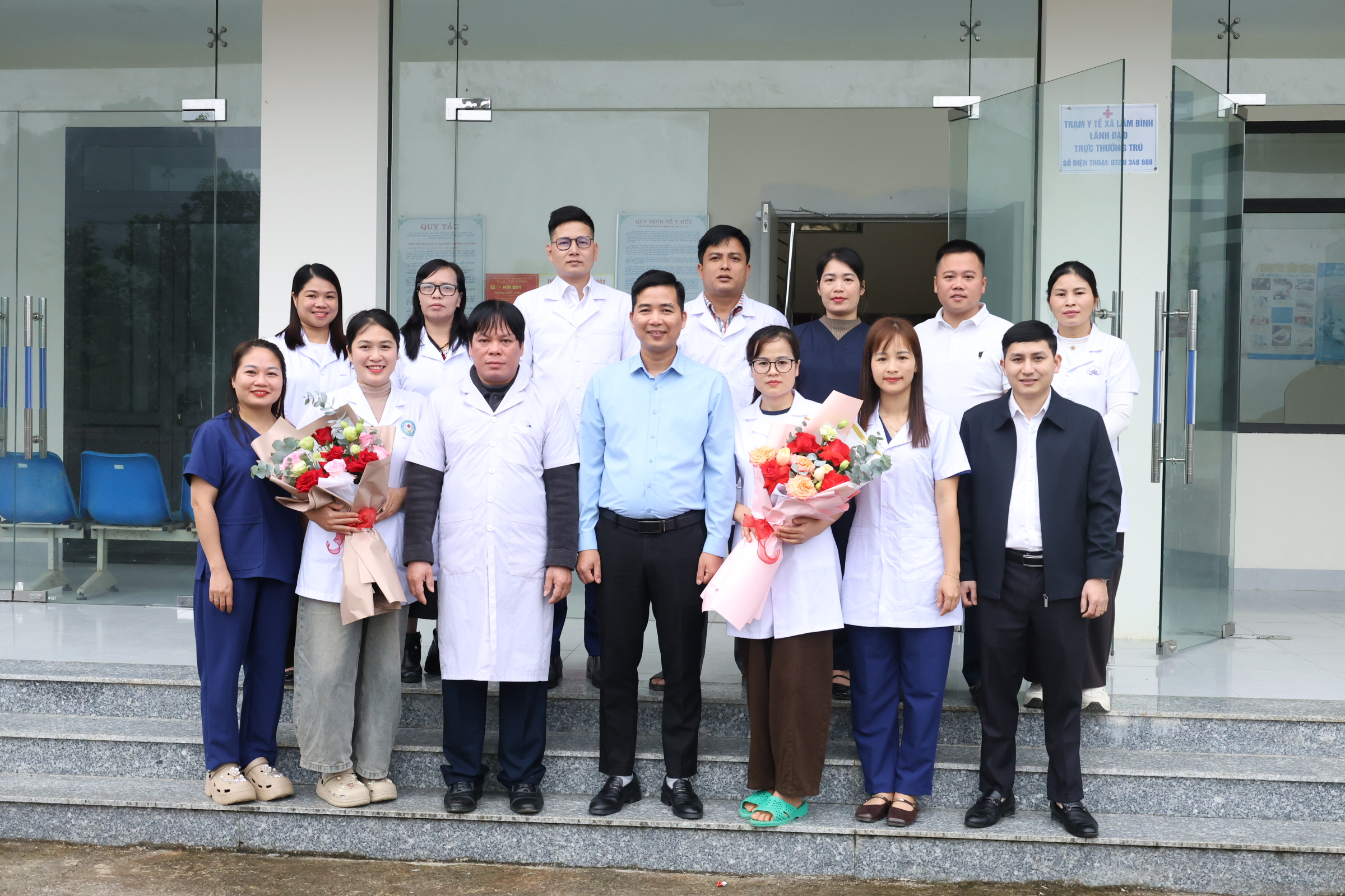 Lãnh đạo Ủy ban nhân dân xã thăm, tặng quà Trạm Y tế xã Lâm Bình và Trung tâm Y tế khu vực Lâm Bình Nhân kỷ niệm Ngày Thầy thuốc Việt Nam