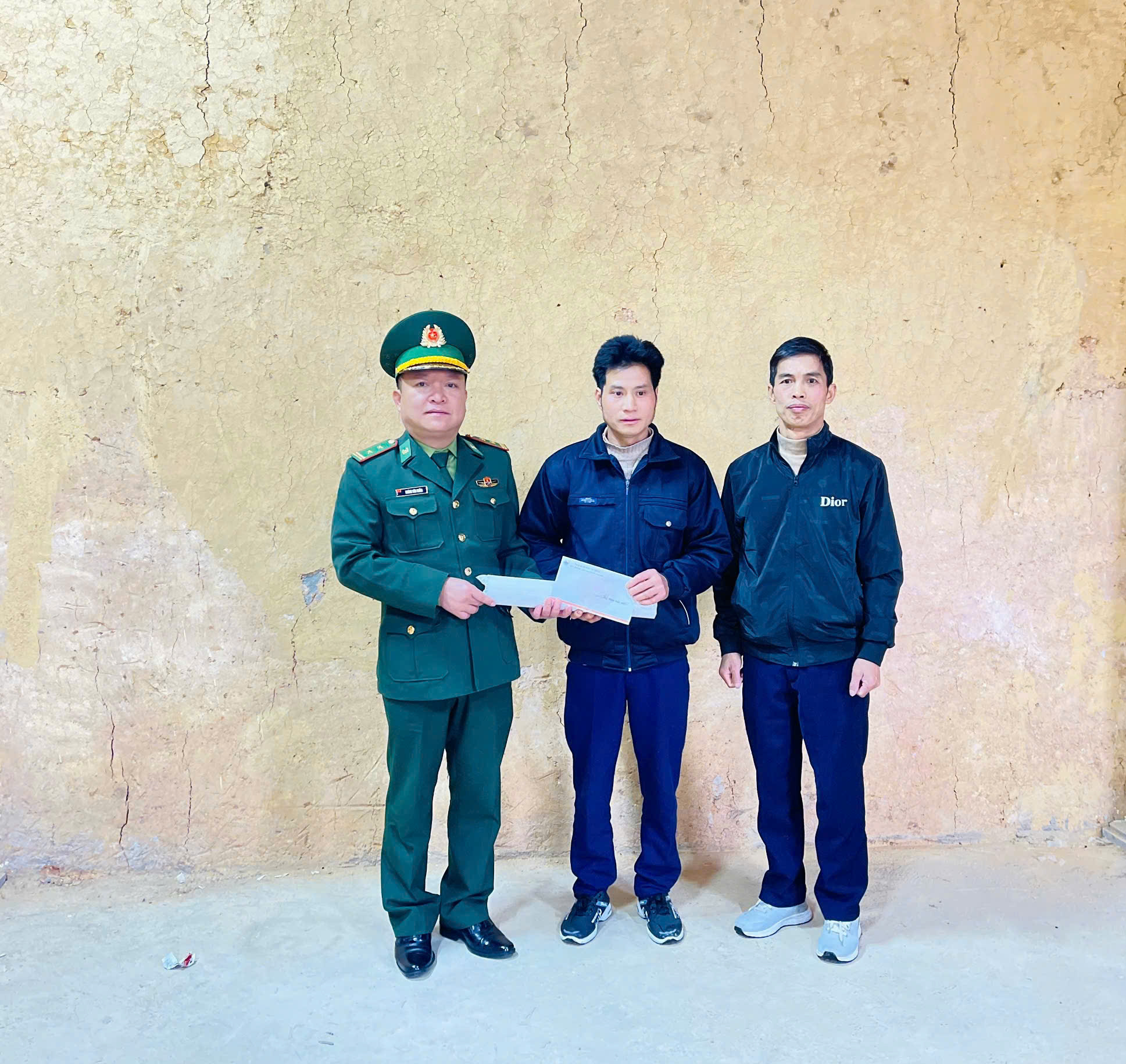 Bộ đội biên phòng tặng quà Tết cho người dân nghèo xã biên cương Tùng Vài