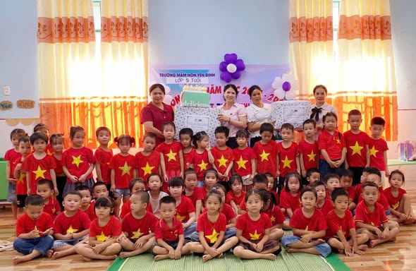 Phó Chủ tịch UBND xã Ngọc Đường Bùi Thị Na tặng quà học sinh trường Mầm non Yên Định nhân dịp tổng kết năm học và chào mừng tết thiếu nhi 1/6