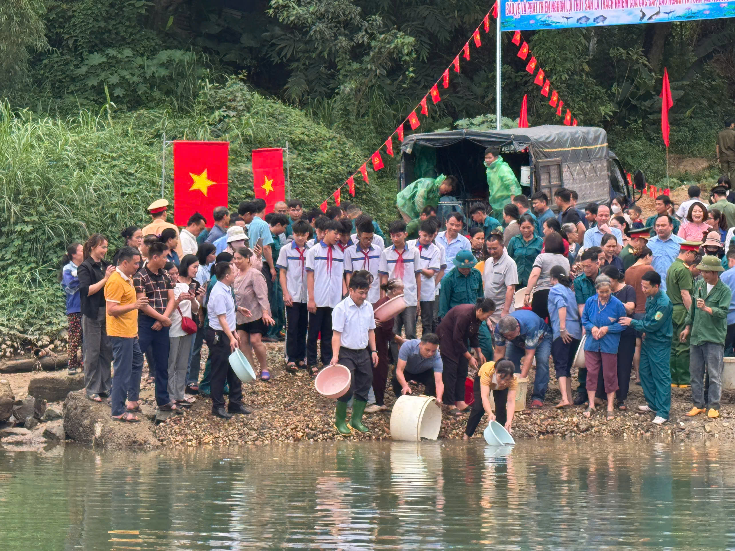 Gần 4 tạ cá giống tái tạo, phát triển nguồn lợi thuỷ sản tại xã Bình Xa