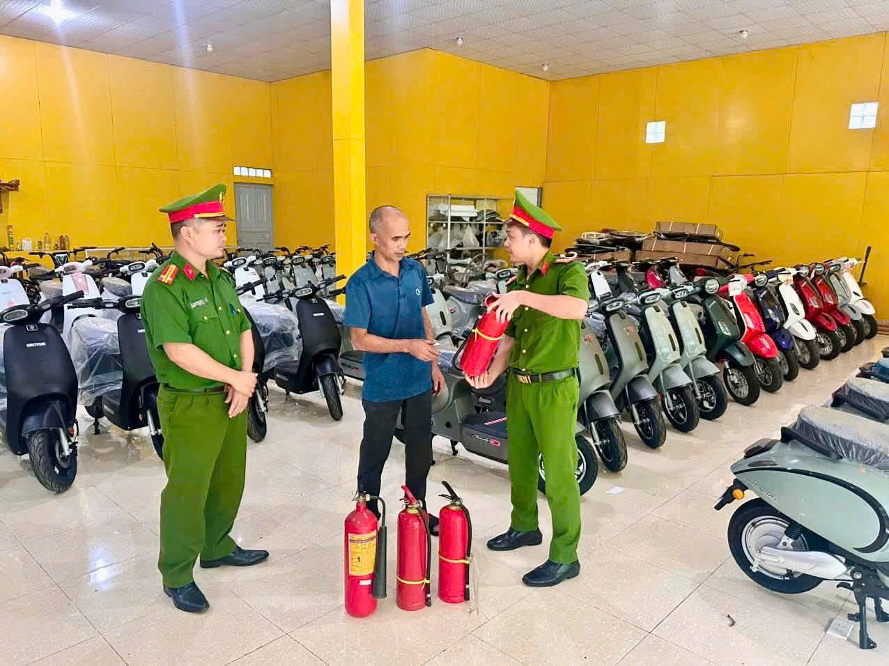 CÔNG AN XÃ TÂN TRỊNH TỔ CHỨC TUYÊN TRUYỀN, HƯỚNG DẪN, KIỂM TRA AN TOÀN PHÒNG CHÁY, CHỮA CHÁY VÀ CỨU NẠN, CỨU HỘ ĐỐI VỚI CÁC CƠ SỞ KINH DOANH, SỬA CHỮA XE ĐIỆN TRÊN ĐỊA BÀN