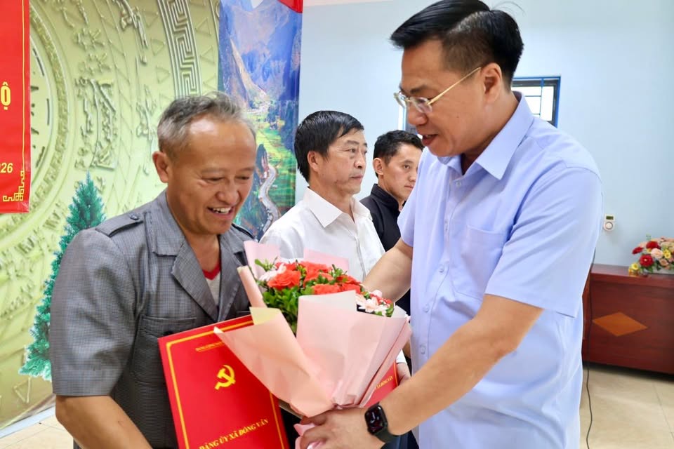 ĐẢNG ỦY XÃ ĐỒNG VĂN ĐỒNG LOẠT TỔ CHỨC HỘI NGHỊ TRIỂN KHAI CÁC QUYẾT ĐỊNH THÀNH LẬP CHI BỘ VÀ CÁC CHỨC DANH CỦA THÔN