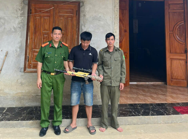 CÔNG AN XÃ LỰC HÀNH ĐẨY MẠNH TUYÊN TRUYỀN, VẬN ĐỘNG NHÂN DÂN GIAO NỘP VŨ KHÍ, CÔNG CỤ HỖ TRỢ