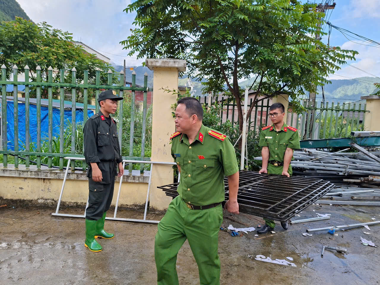 CÔNG AN XÃ PHỐI HỢP VỚI PHÒNG CẢNH SÁT CƠ ĐỘNG HỖ TRỢ NHÀ TRƯỜNG CHUẨN BỊ ĐÓN NĂM HỌC MỚI