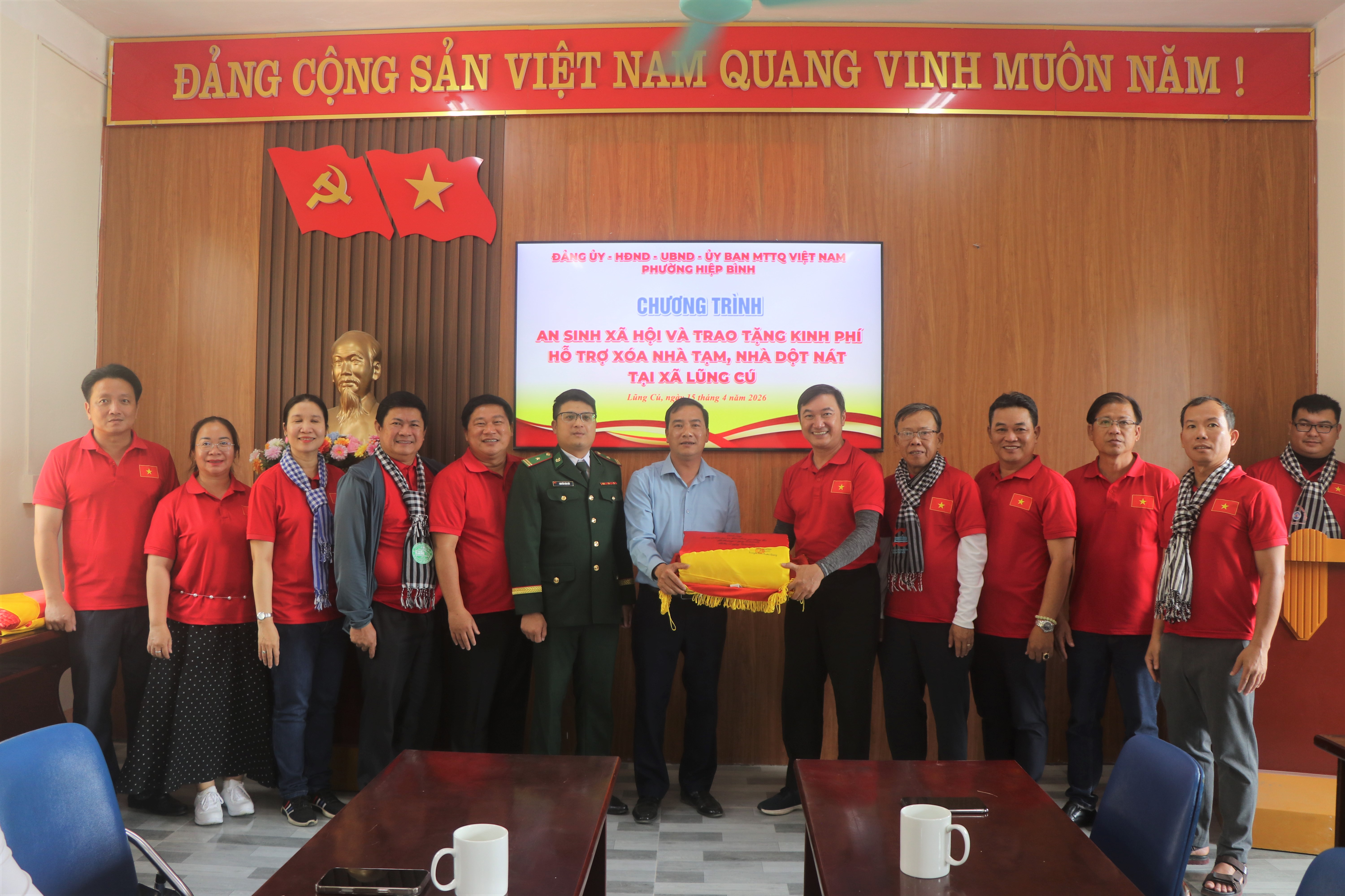 LŨNG CÚ TIẾP NHẬN CHƯƠNG TRÌNH AN SINH XÃ HỘI TỪ PHƯỜNG HIỆP BÌNH, THÀNH PHỐ HỒ CHÍ MINH