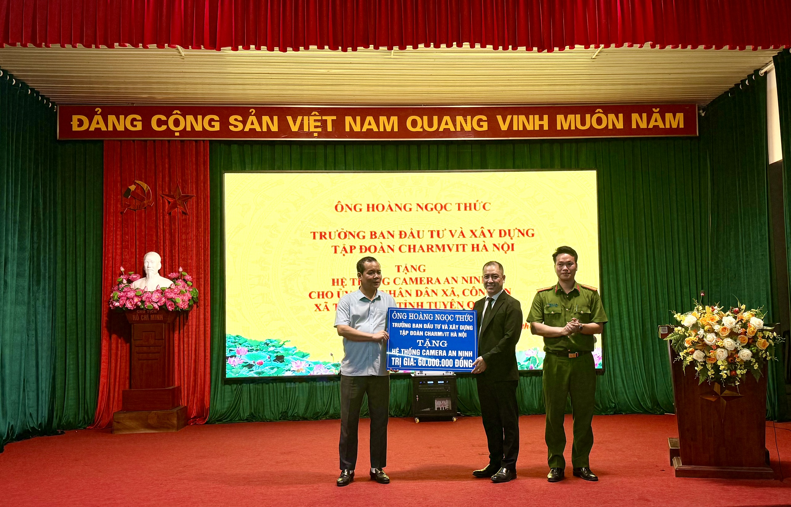 ÔNG HOÀNG NGỌC THỨC - TRƯỞNG BAN ĐẦU TƯ VÀ XÂY DỰNG TẬP ĐOÀN CHARMVIT HÀ NỘI TRAO TẶNG KINH PHÍ ĐẦU TƯ HỆ THỐNG CAMERA AN NINH CHO XÃ THÁI BÌNH