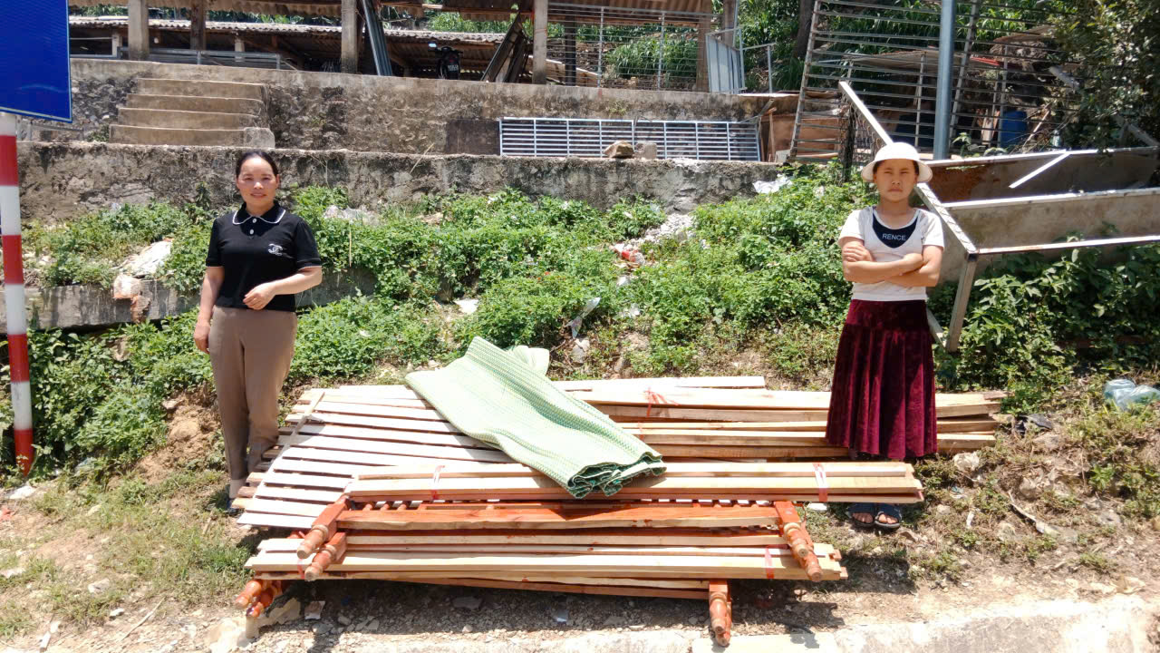 Ban THDA PCMBN xã Lũng Phìn phối hợp với Tổ chức Trẻ em Rồng Xanh trao đồ dùng sinh hoạt cho các hộ gia đình bị ảnh hưởng bởi bão số 10