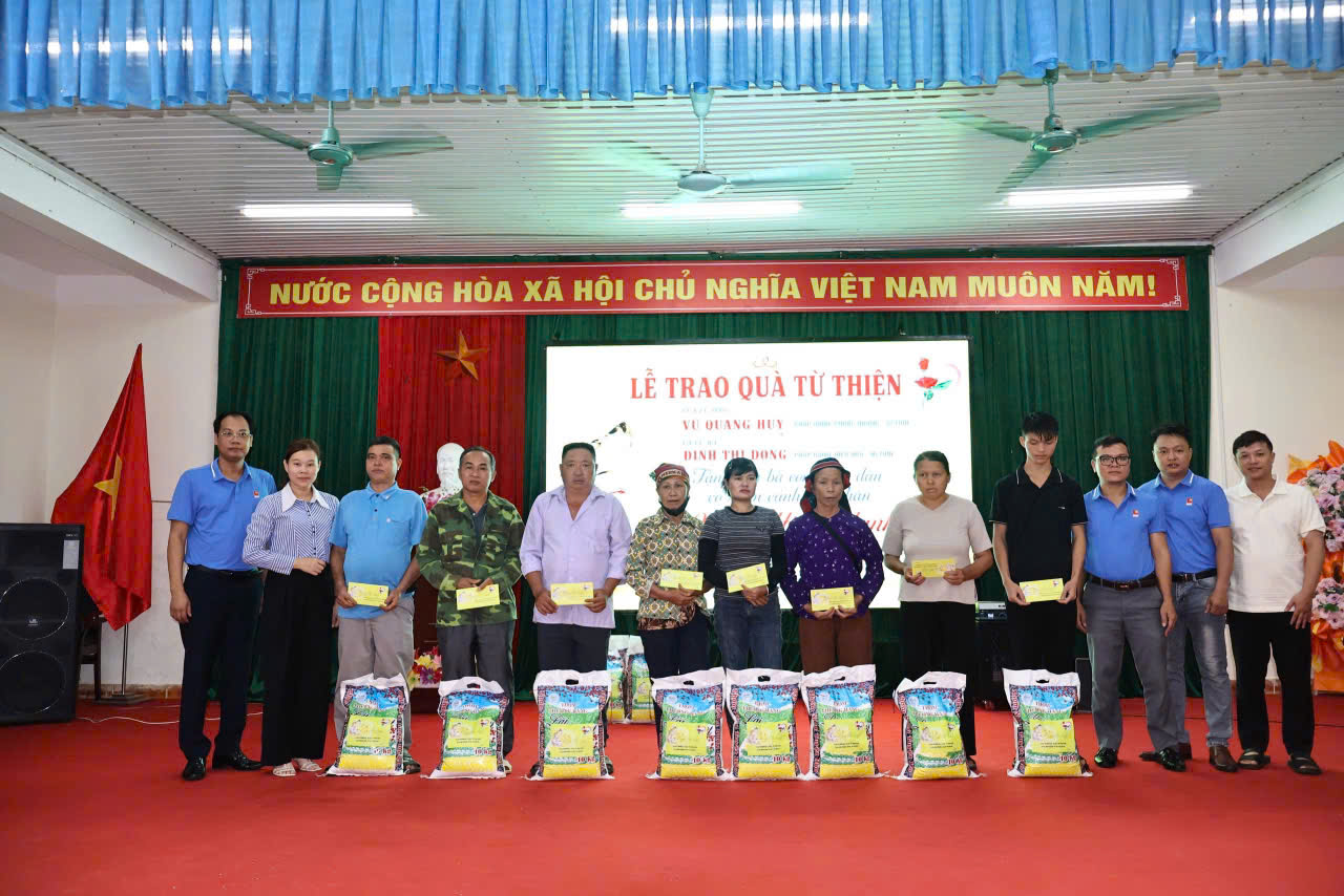 Trao quà nhân dịp Vu Lan, sẻ chia với các gia đình có hoàn cảnh khó khăn trên địa bàn xã Vĩnh Tuy
