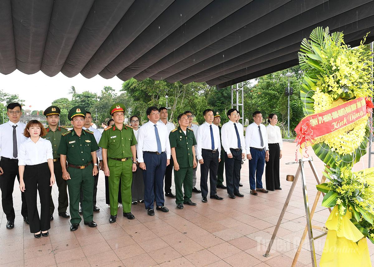 Đoàn đại biểu tỉnh Tuyên Quang dâng hương tại Thành cổ Quảng trị