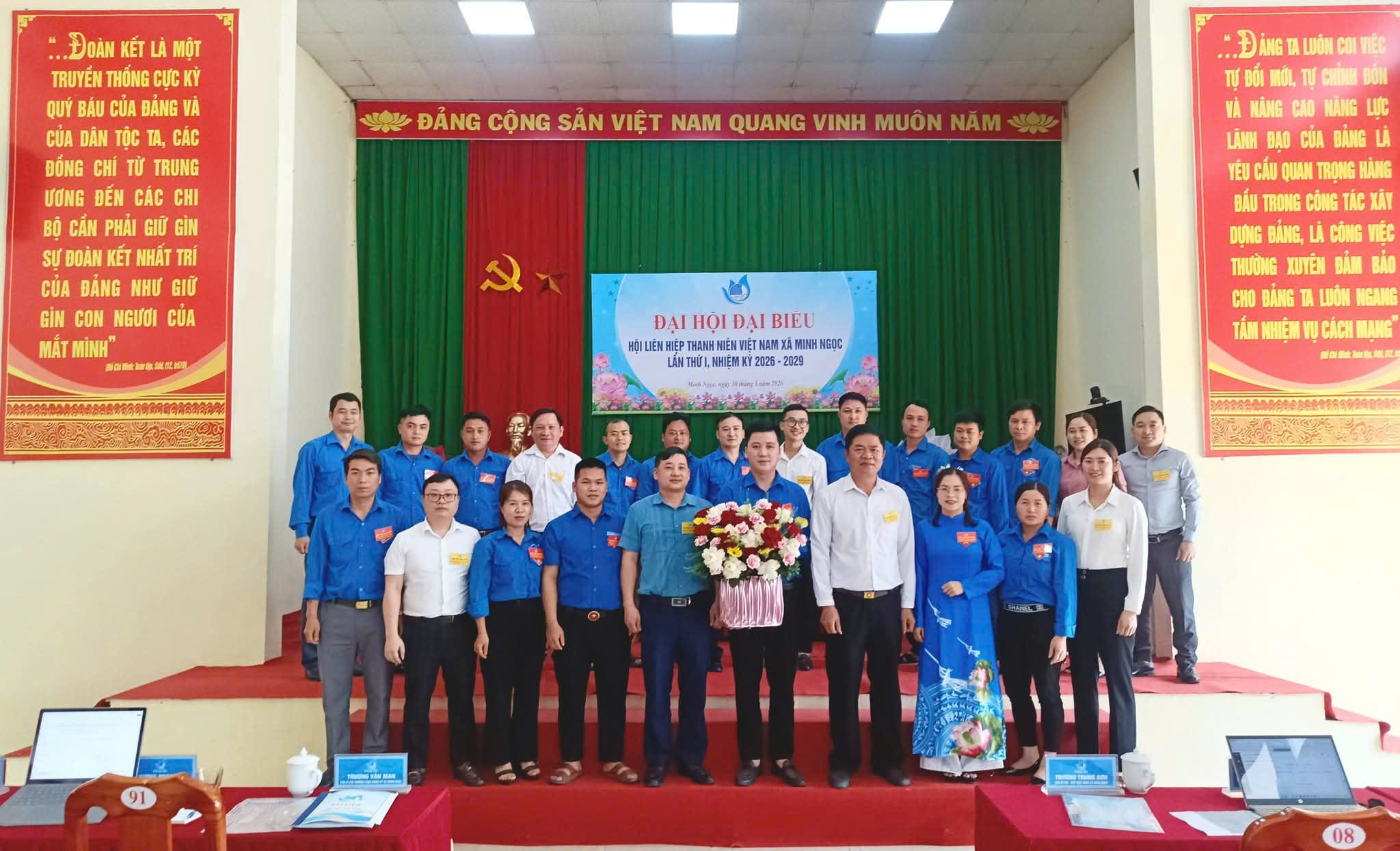 chụp ảnh lưu niệm.jpg