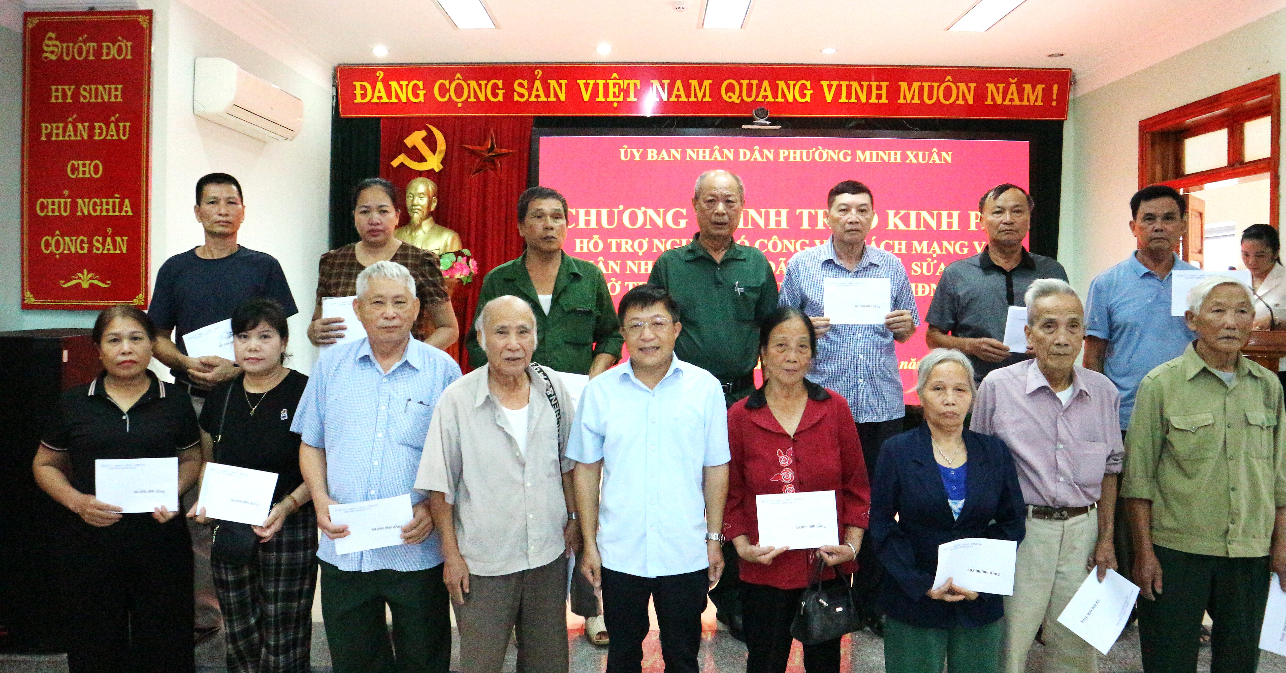 Trao kinh phí hỗ trợ người có công với cách mạng và thân nhân liệt sỹ đã xây mới, sửa chữa nhà ở
