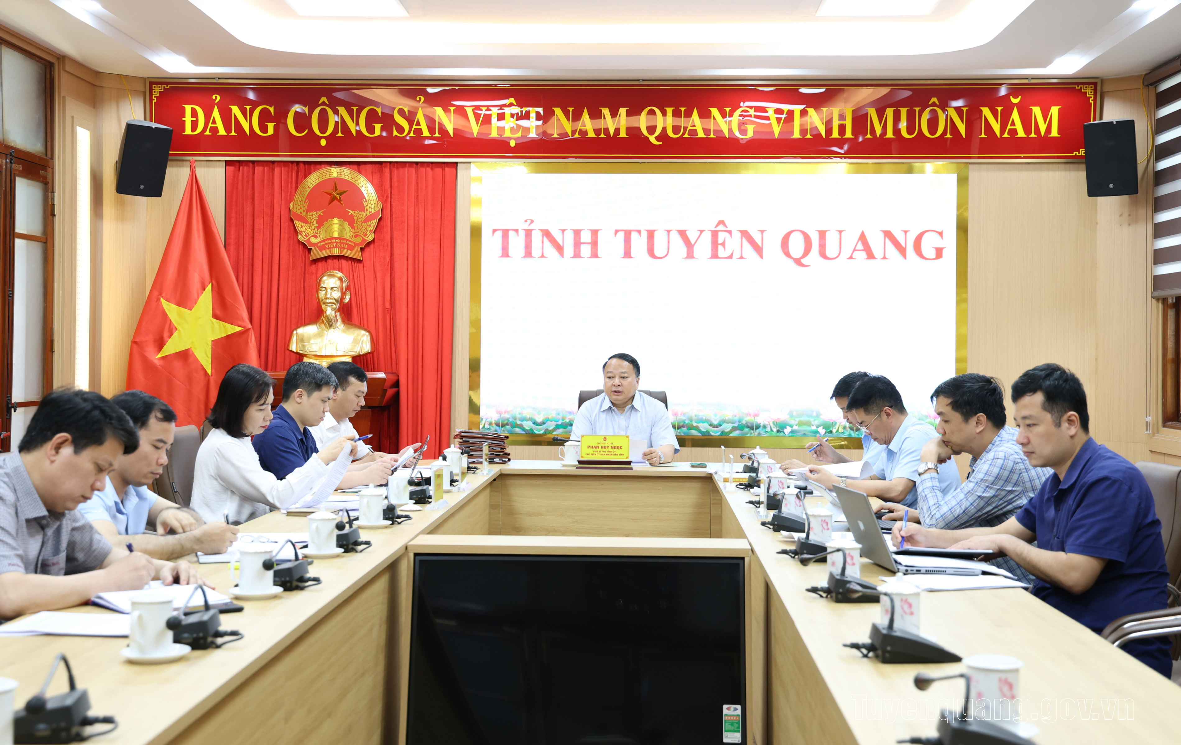 Đồng chí Chủ tịch UBND tỉnh Phan Huy Ngọc: Quản lý chặt chẽ, khai thác hiệu quả cơ sở nhà, đất dôi dư