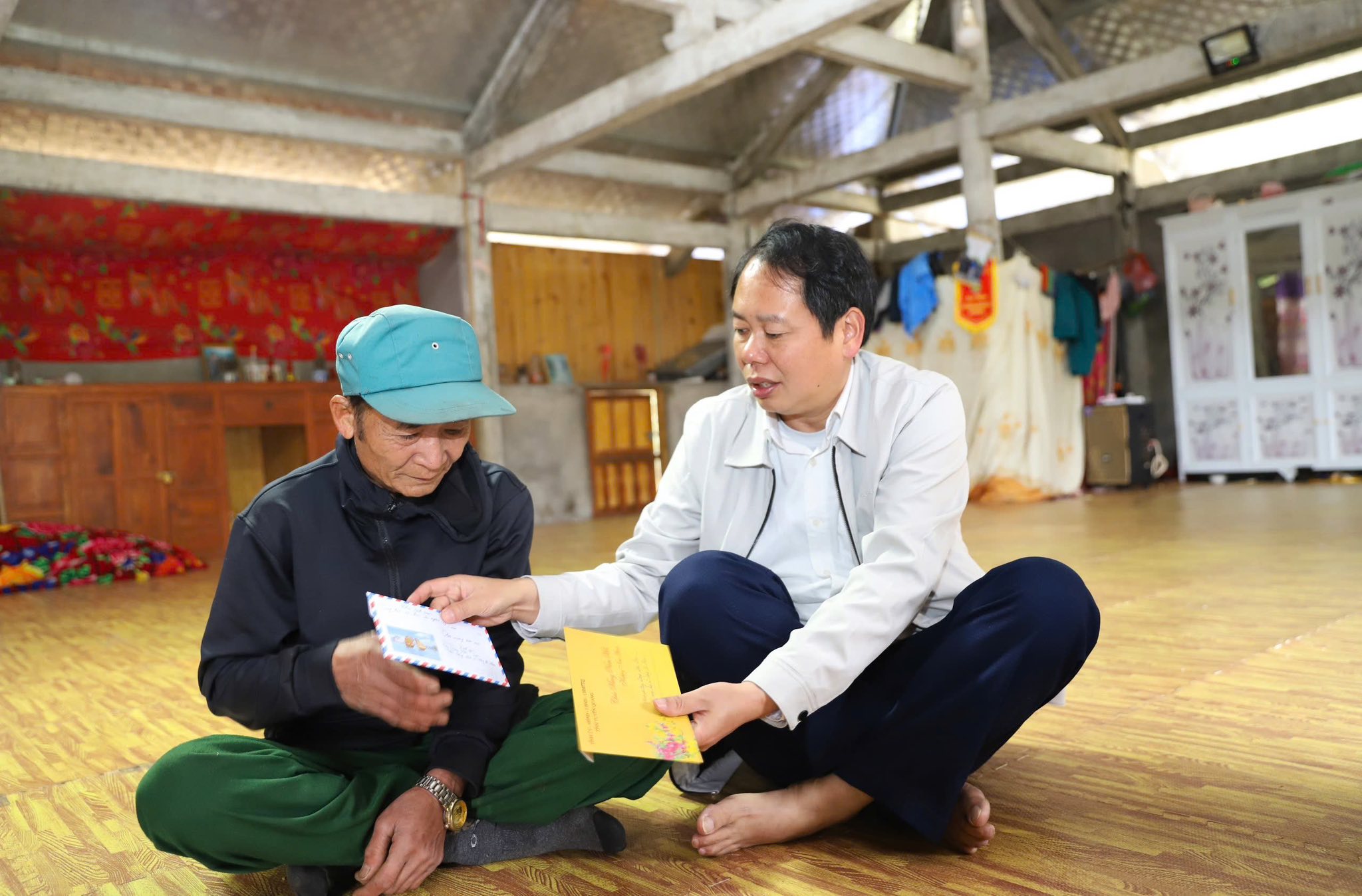 Bí thư Đảng ủy xã Hồ Thầu thăm, tặng quà gia đình chính sách