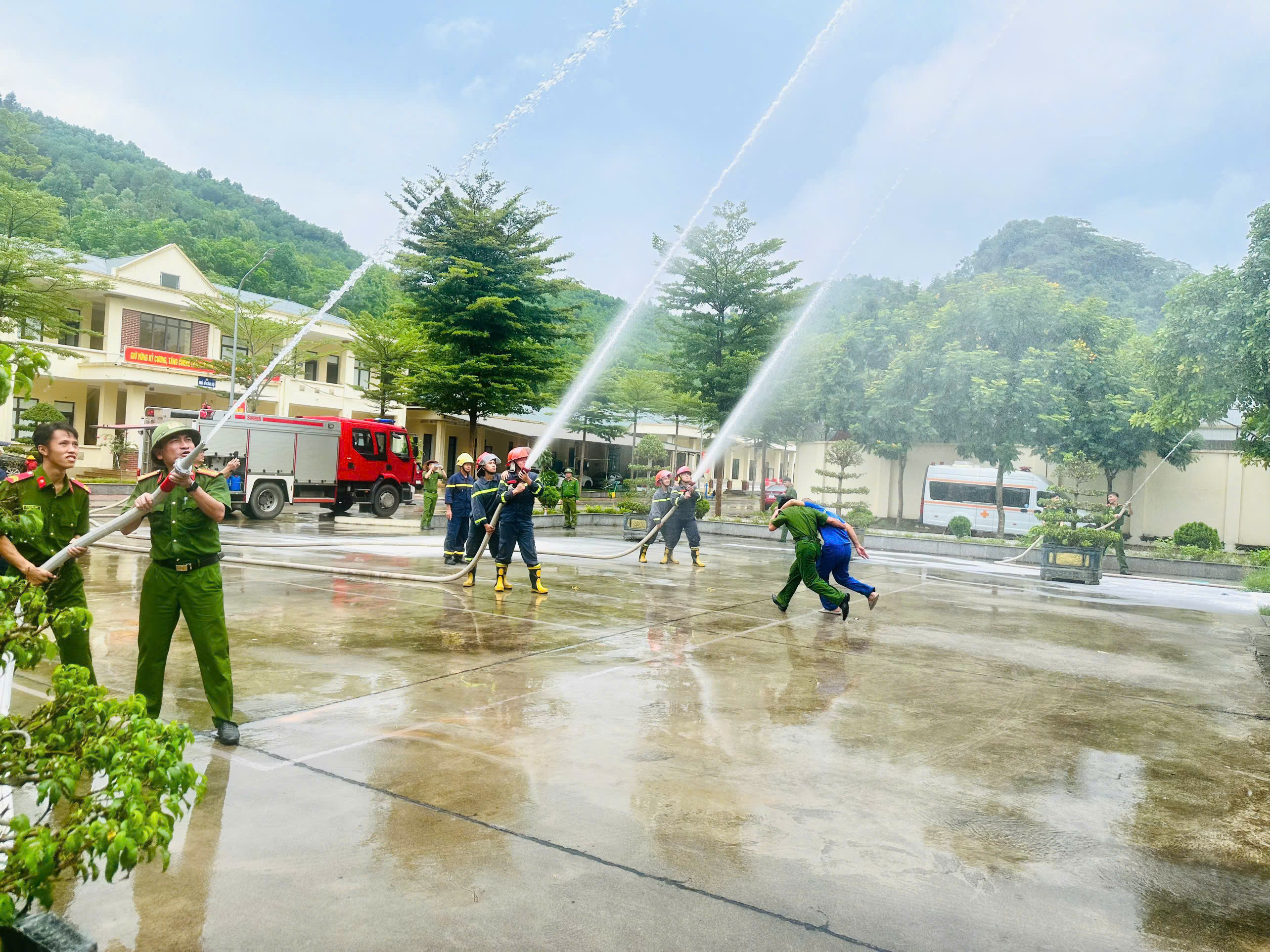 CÔNG AN TỈNH TUYÊN QUANG GƯƠNG MẪU ĐI ĐẦU TRONG THỰC HIỆN CÔNG TÁC PHÒNG CHÁY, CHỮA CHÁY VÀ CỨU NẠN, CỨU HỘ