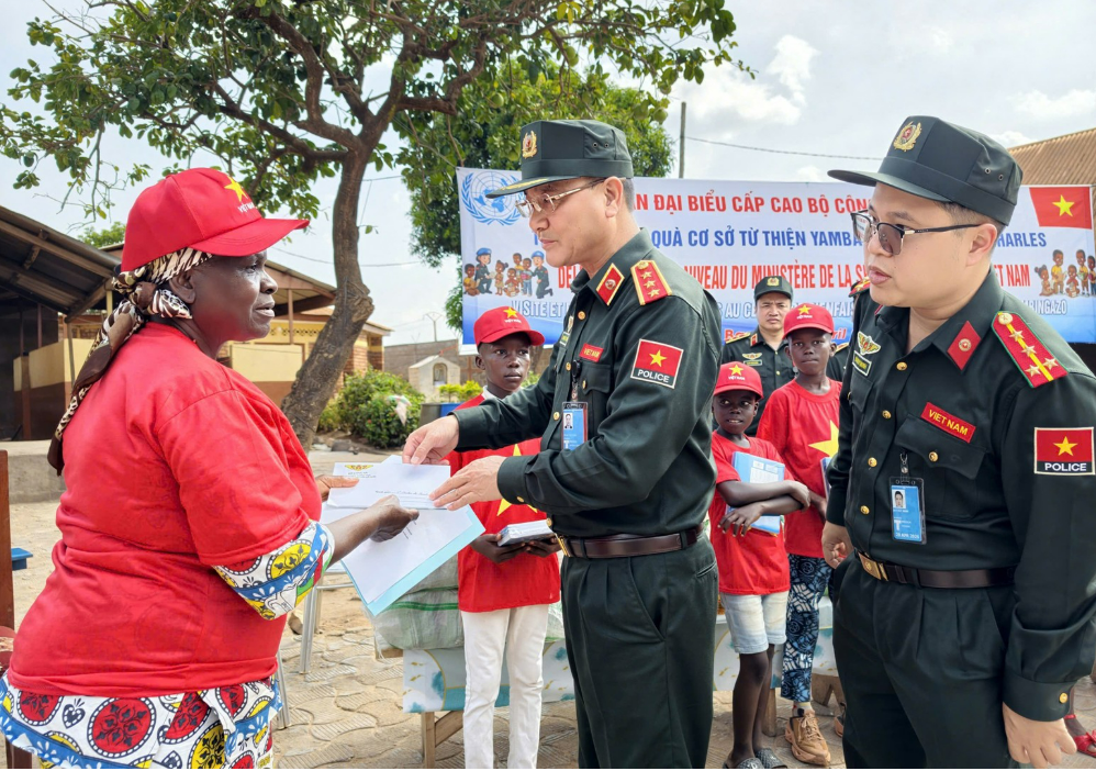 THỨ TRƯỞNG PHẠM THẾ TÙNG ĐẾN THĂM VÀ TẶNG QUÀ TRẺ EM MỒ CÔI TRUNG PHI