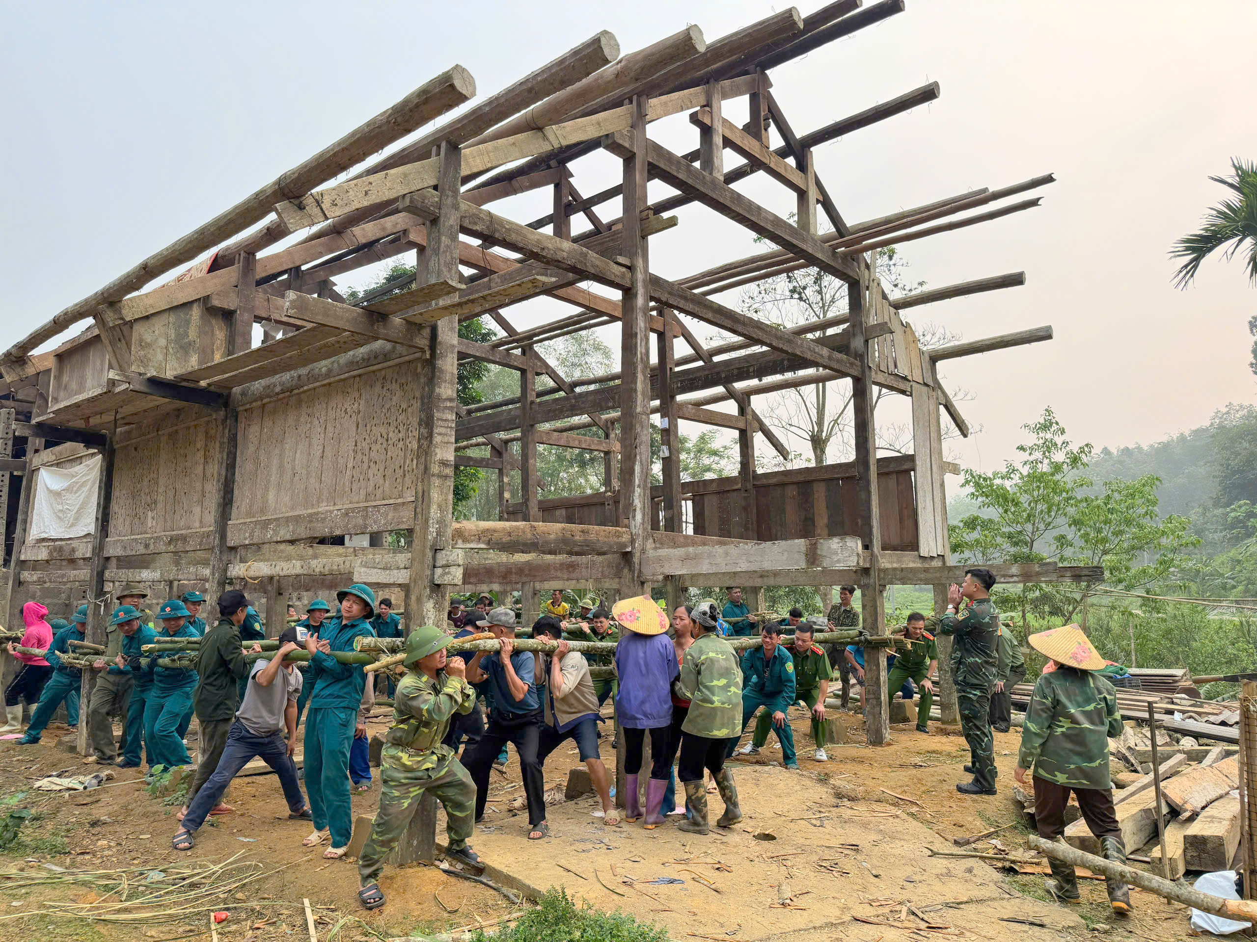 Hỗ trợ di dời nhà dân tại thôn Không Mây ra khỏi vùng nguy hiểm