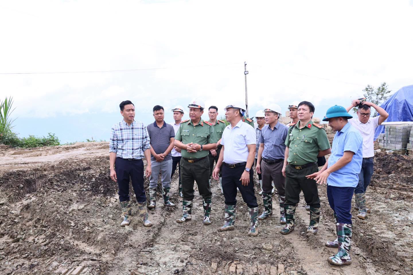 GIÁM ĐỐC CÔNG AN TỈNH KIỂM TRA TIẾN ĐỘ XÂY DỰNG TRƯỜNG PTNT LIÊN CẤP TIỂU HỌC VÀ TRUNG HỌC CƠ SỞ XÍN MẦN