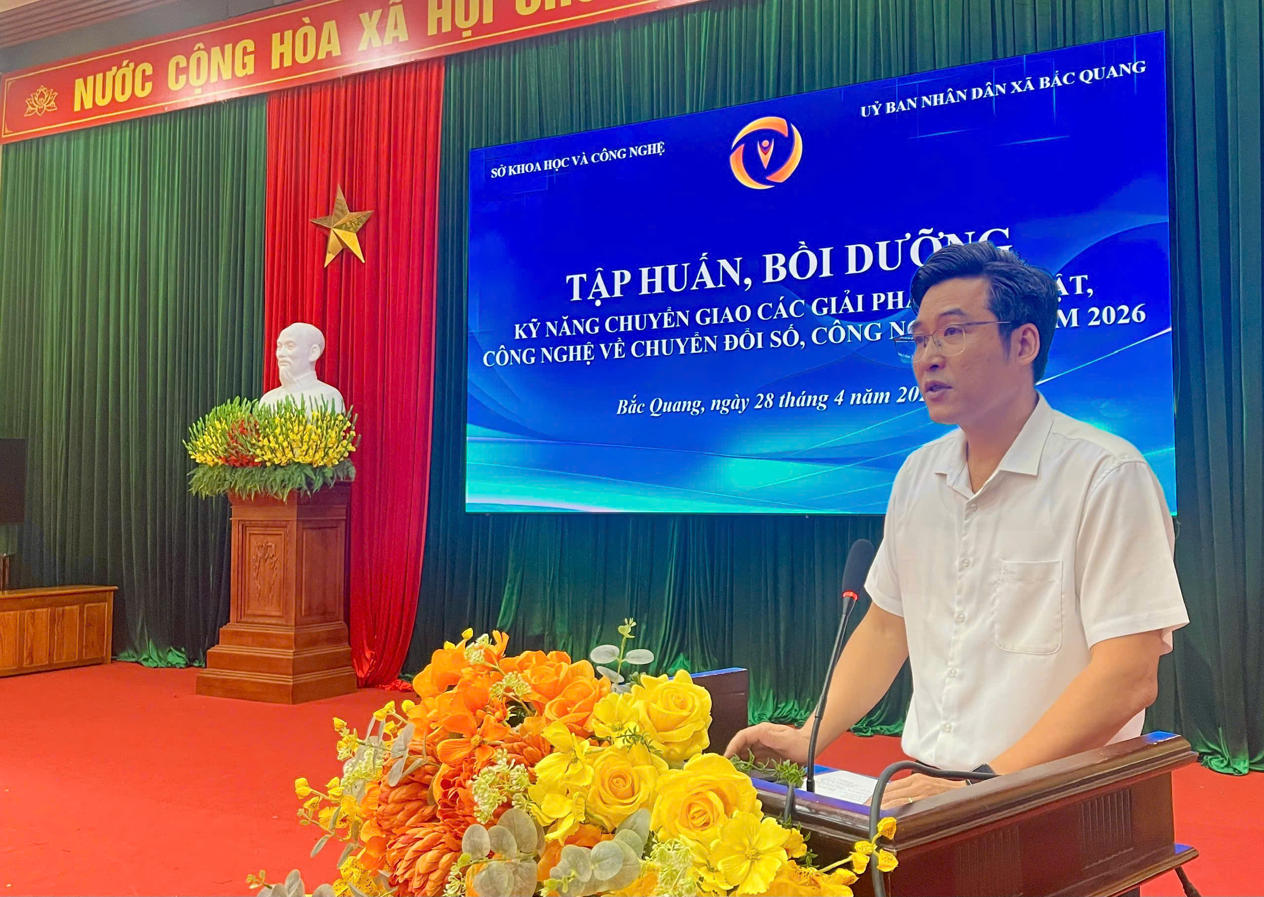Nâng cao năng lực số cho cán bộ, công chức, viên chức và Tổ công nghệ số cộng đồng xã Bắc Quang