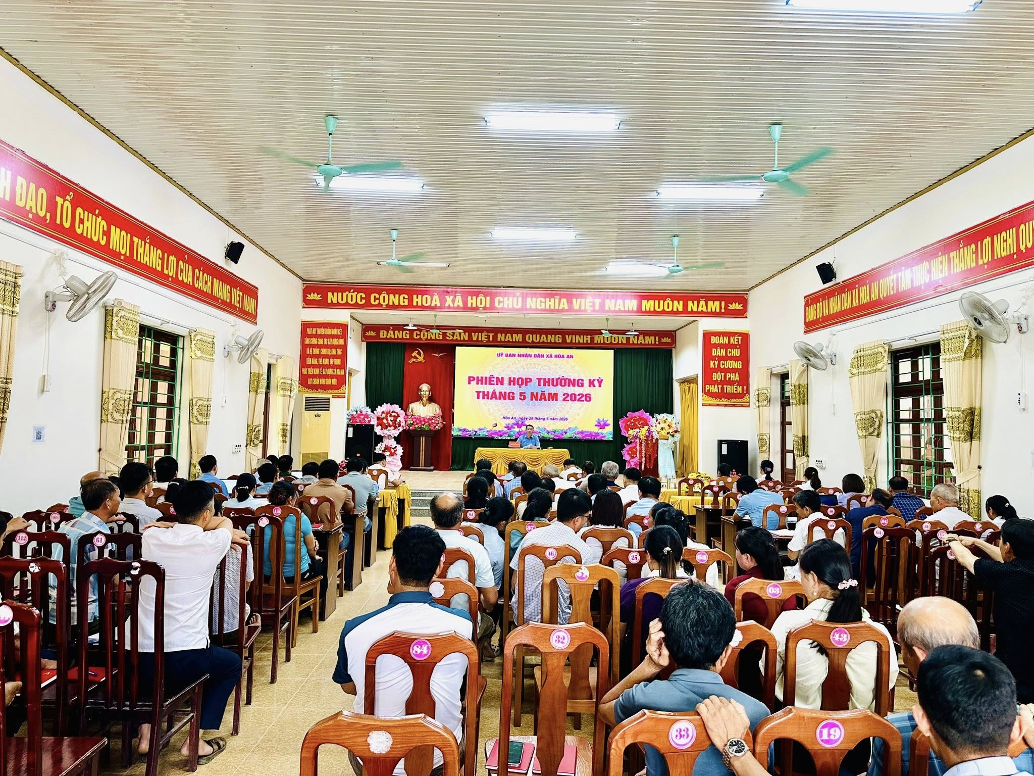 HOÀ AN: UBND xã họp phiên thường kỳ tháng 5/2026