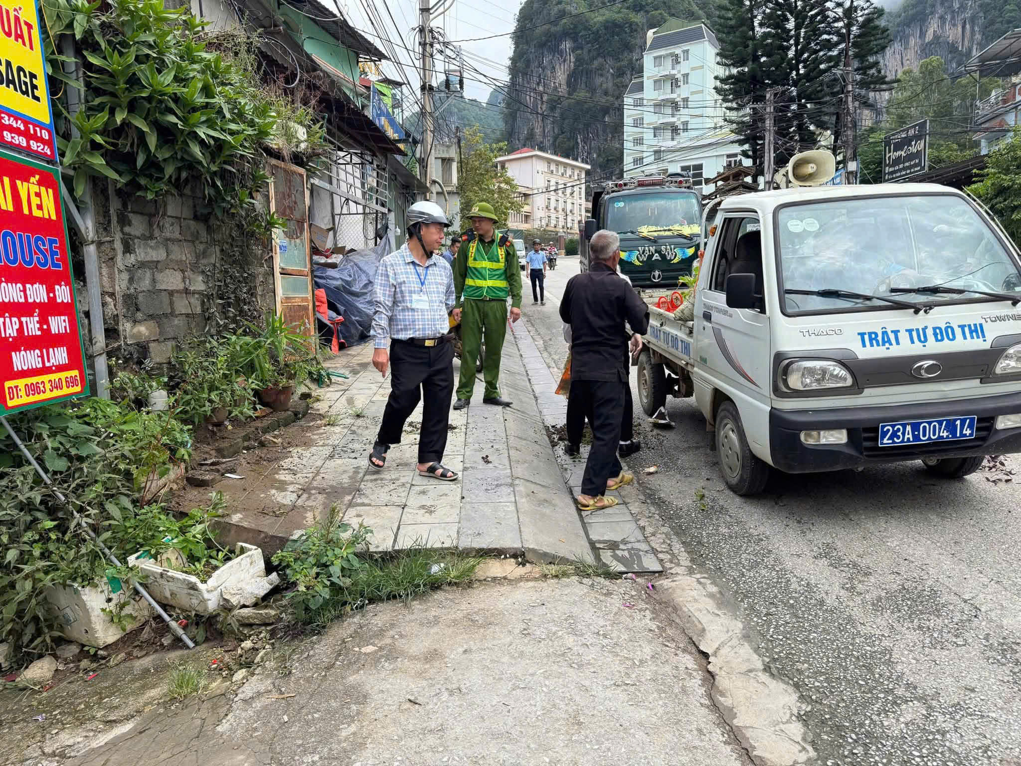 CÔNG AN XÃ ĐỒNG VĂN THAM GIA CHỈNH TRANG TUYẾN PHỐ VĂN MINH