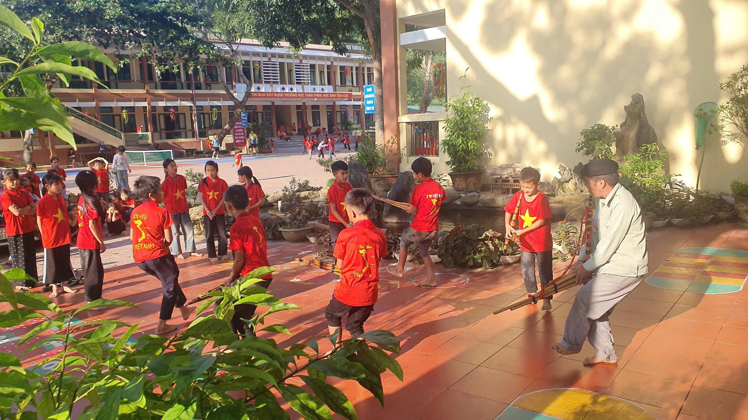 GIỜ RA CHƠI TRẢI NGHIỆM, SÁNG TẠO CỦA LIÊN ĐỘI TRƯỜNG PTDTBTTH MINH TÂN.