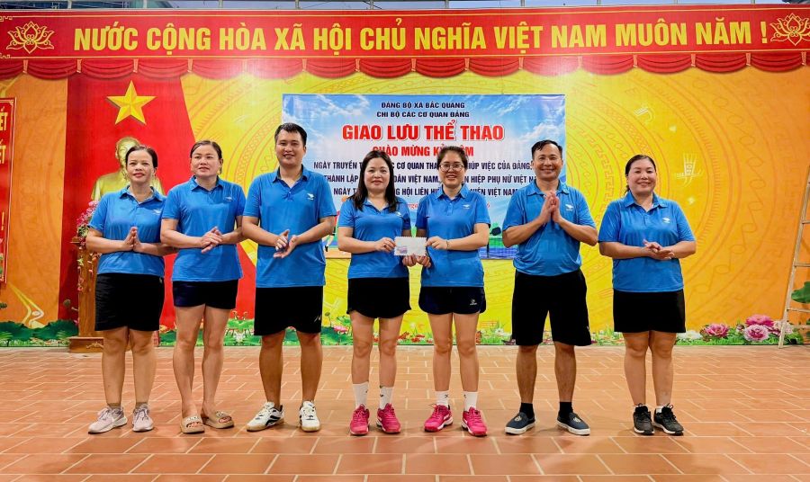 Chi bộ các cơ quan Đảng xã Bắc Quang giao lưu thể thao