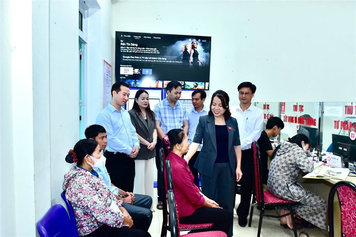 Đồng chí Lý Thị Lan, Trưởng Đoàn ĐBQH chuyên trách khoá XV tỉnh Tuyên Quang khảo sát tại xã Sơn Thủy