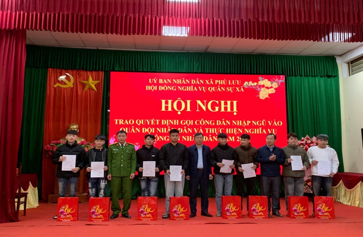 XÃ PHÙ LƯU TỔ CHỨC LỄ TRAO QUYẾT ĐỊNH GỌI CÔNG DÂN NHẬP NGŨ, GẶP MẶT, TẶNG QUÀ CÔNG DÂN THỰC HIỆN NVQS VÀ THAM GIA CÔNG AN NHÂN DÂN NĂM 2026