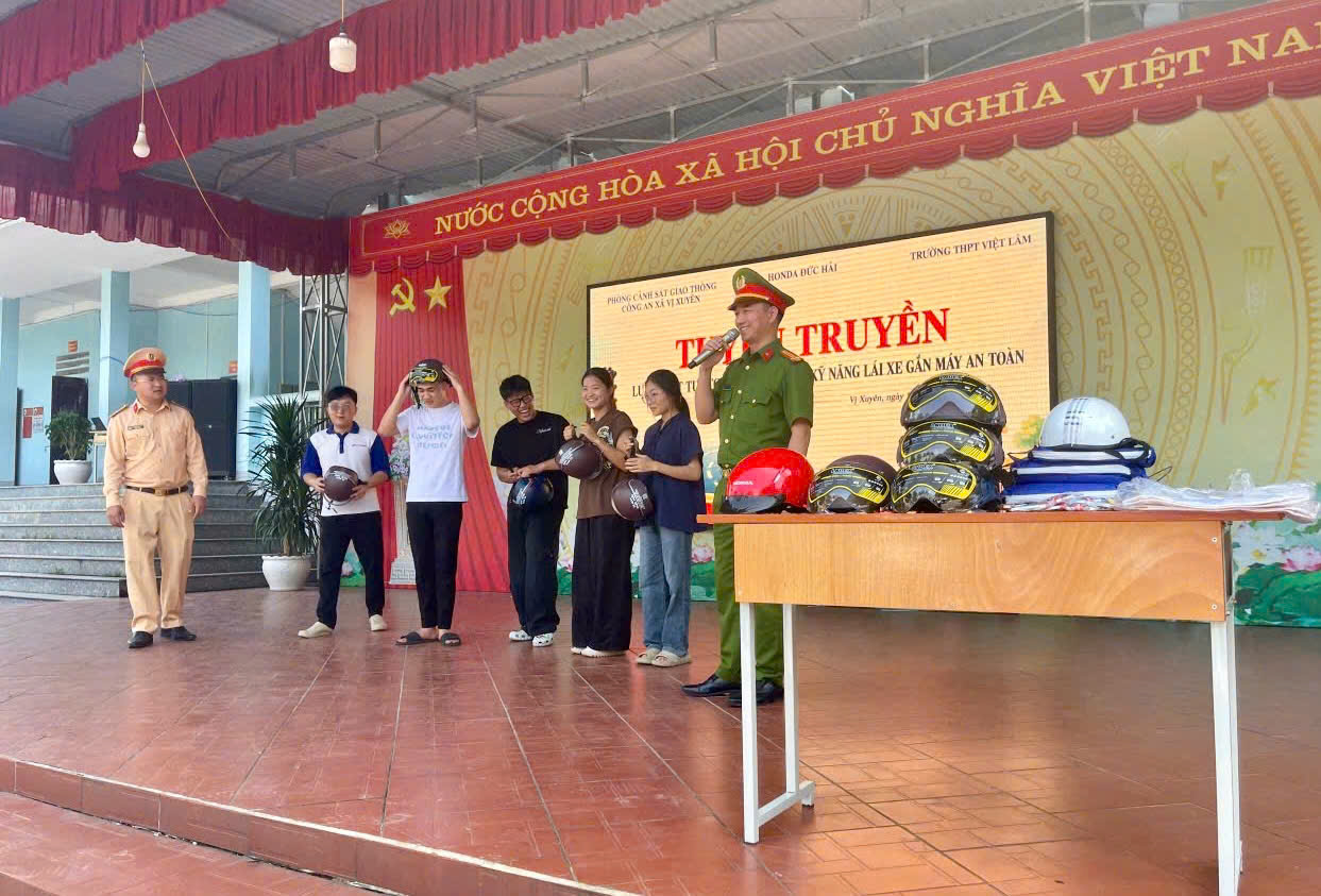 ĐẨY MẠNH TUYÊN TRUYỀN PHÁP LUẬT GIAO THÔNG TRONG LỨA TUỔI HỌC SINH